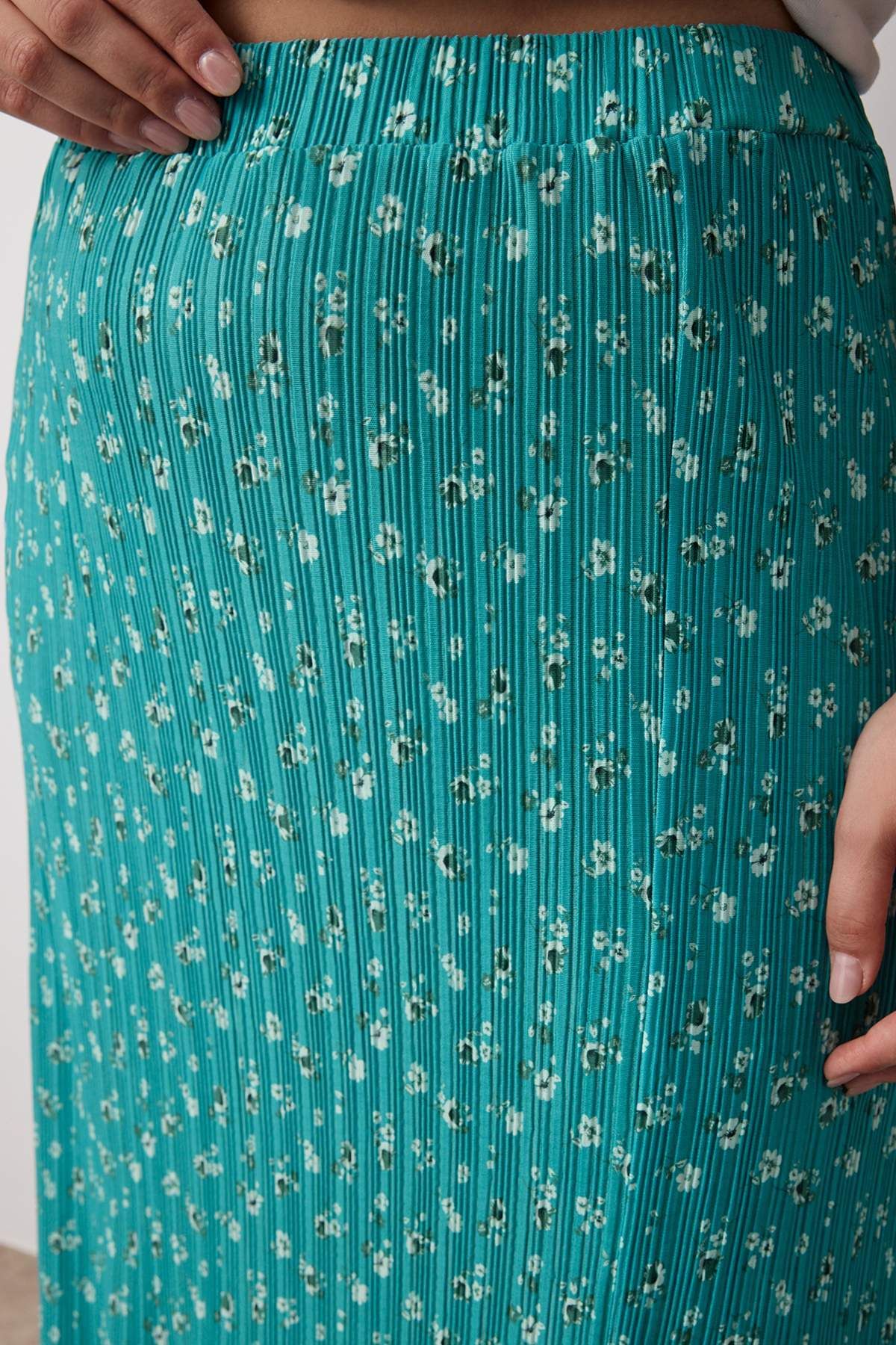 Trendyol Curve-Grüner, floral gemusterter Midi-Rock in Übergröße mit Schlitz 3