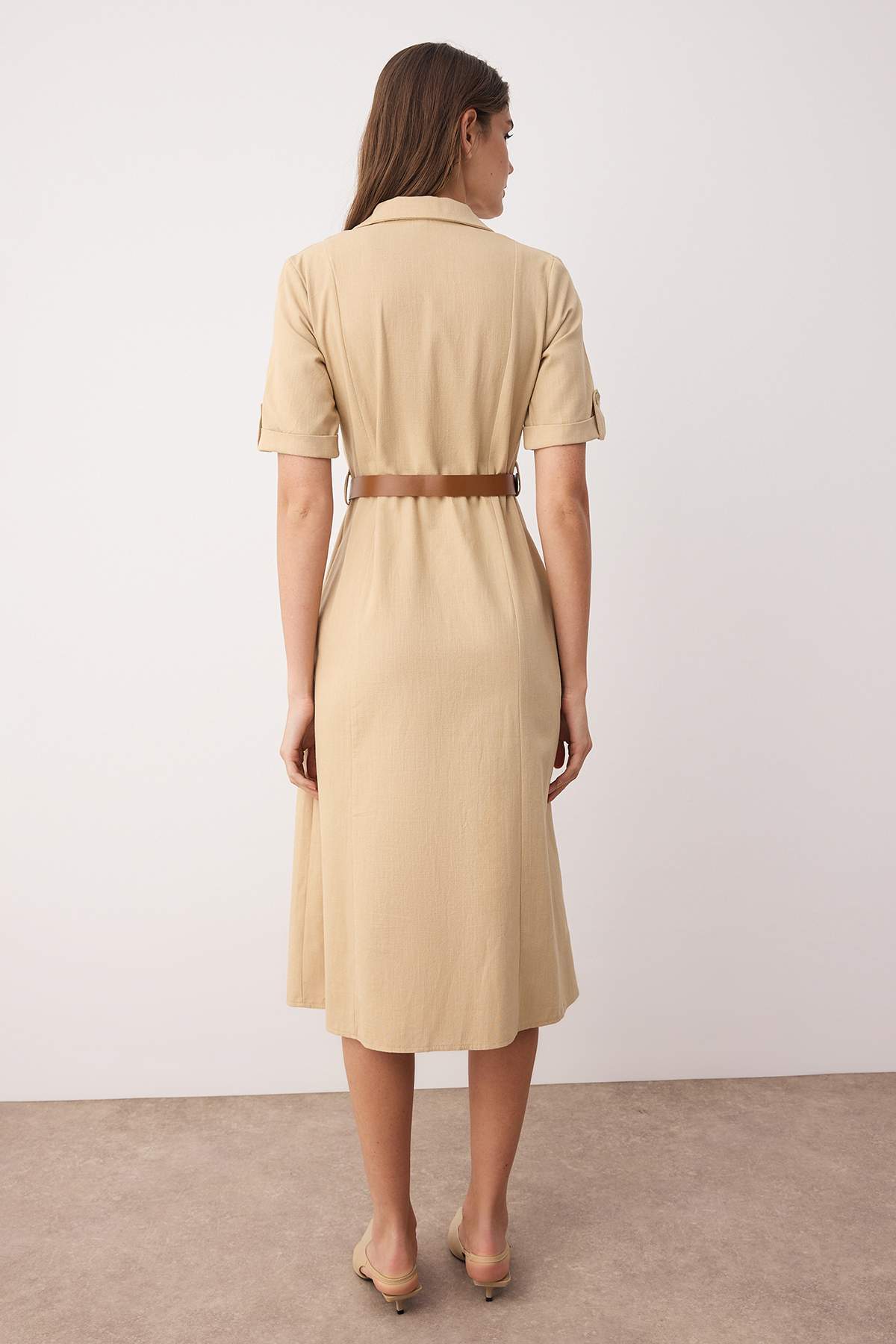 Trendyolmilla  Vizon Kemerli Düz Cep Detaylı Midi Dokuma Elbise TWOSS25EL00704 - Görsel 4