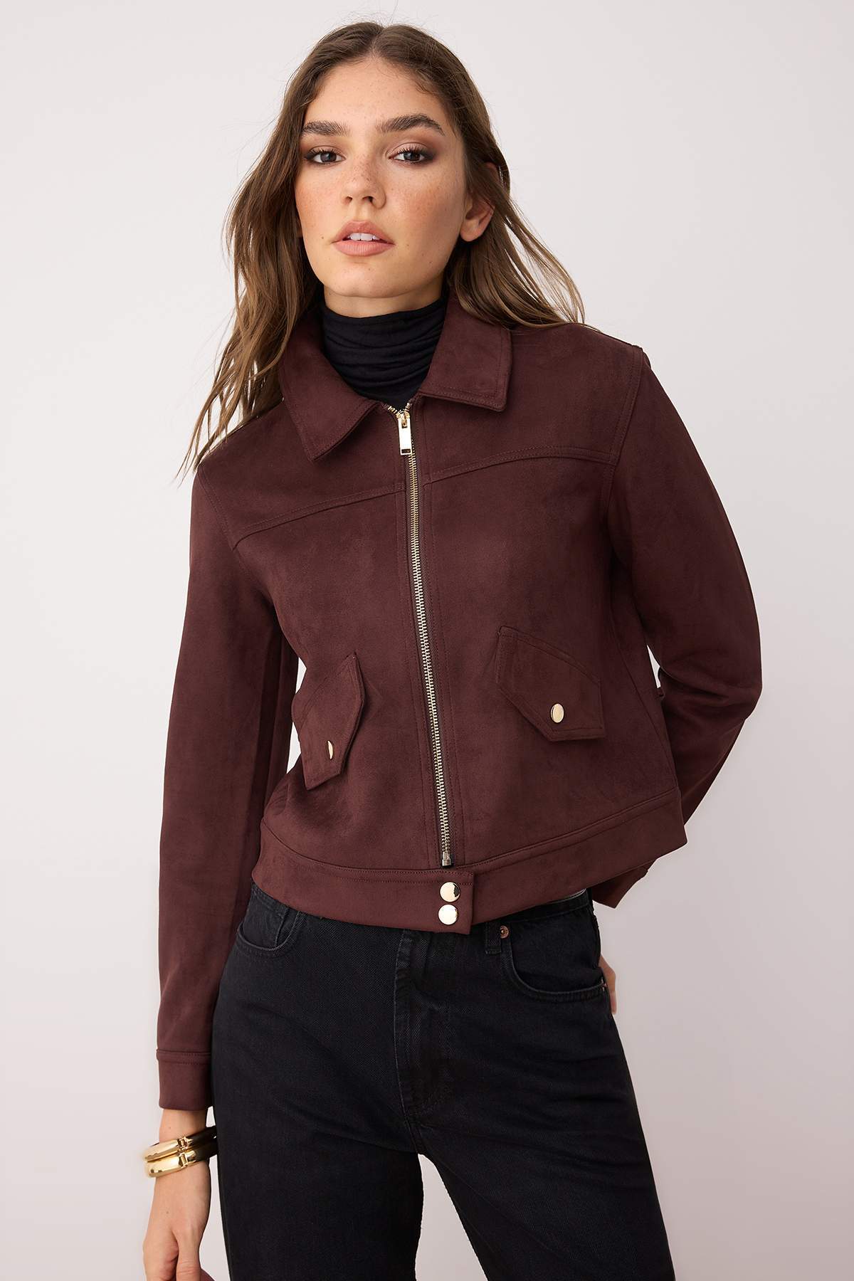 Trendyol Collection Ciemnobrązowy dopasowany zamszowy cienki płaszcz TWOAW26M...