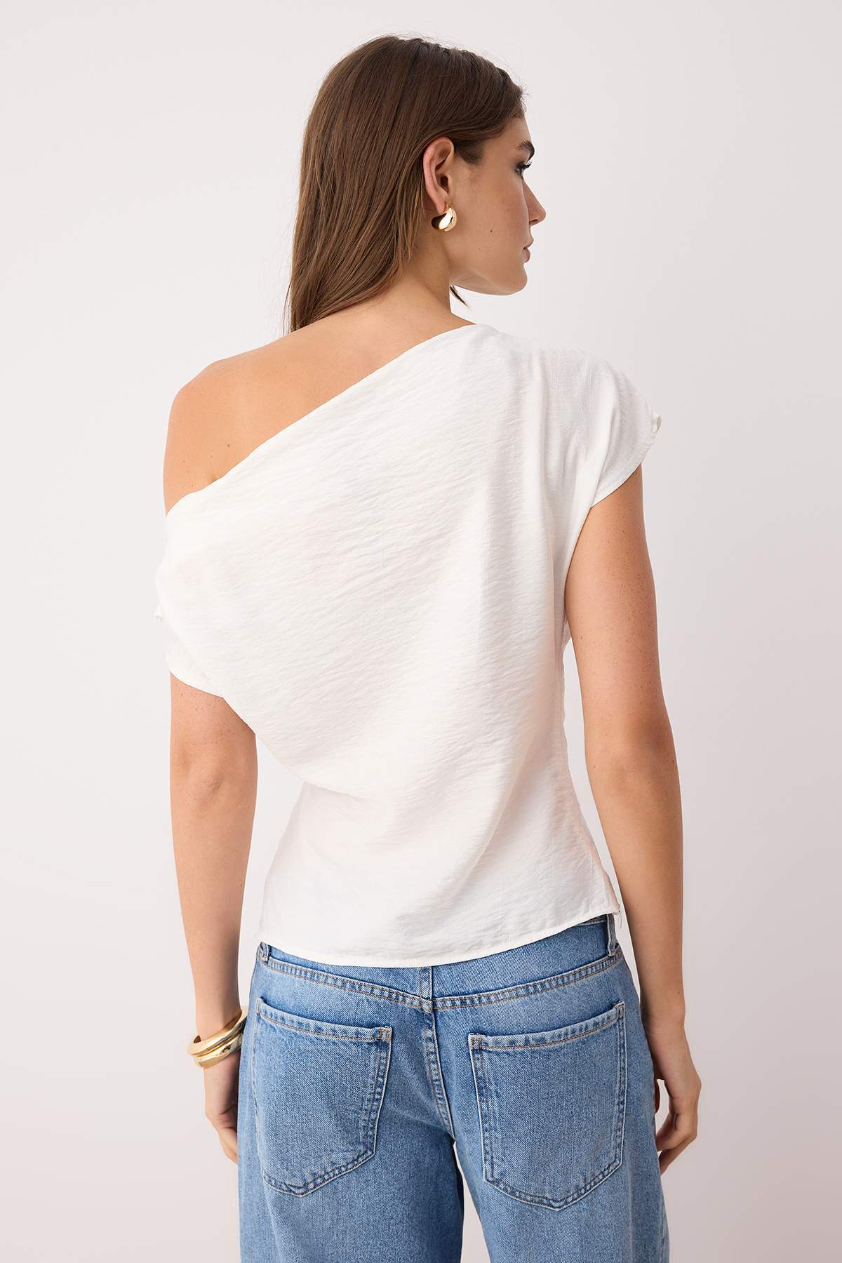 Trendyolmilla  Ekru Kayık Yaka Fitted Toka Detaylı Dokuma Bluz TWOAW26BZ00058 - Görsel 5