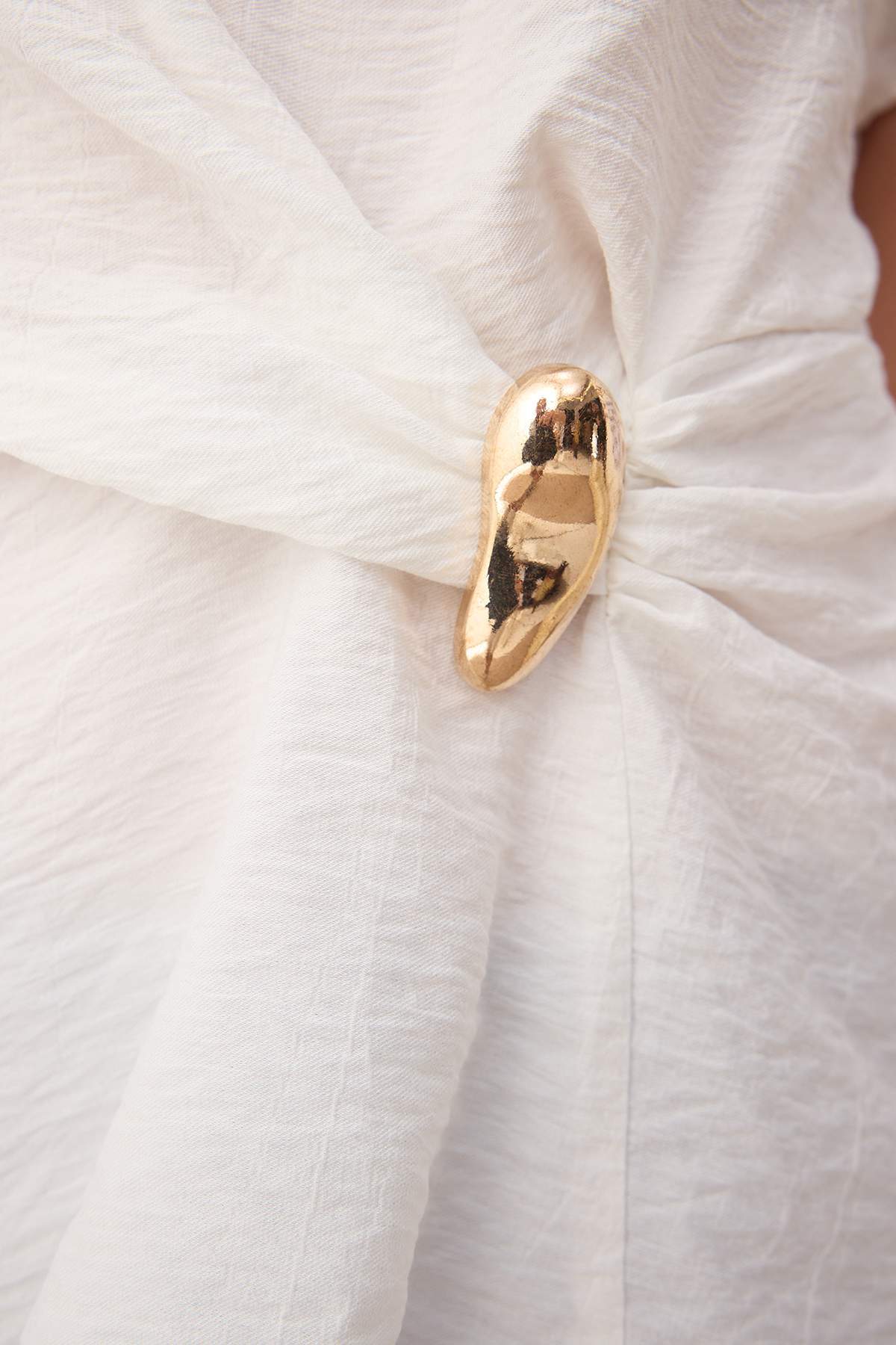 Trendyolmilla  Ekru Kayık Yaka Fitted Toka Detaylı Dokuma Bluz TWOAW26BZ00058 - Görsel 4