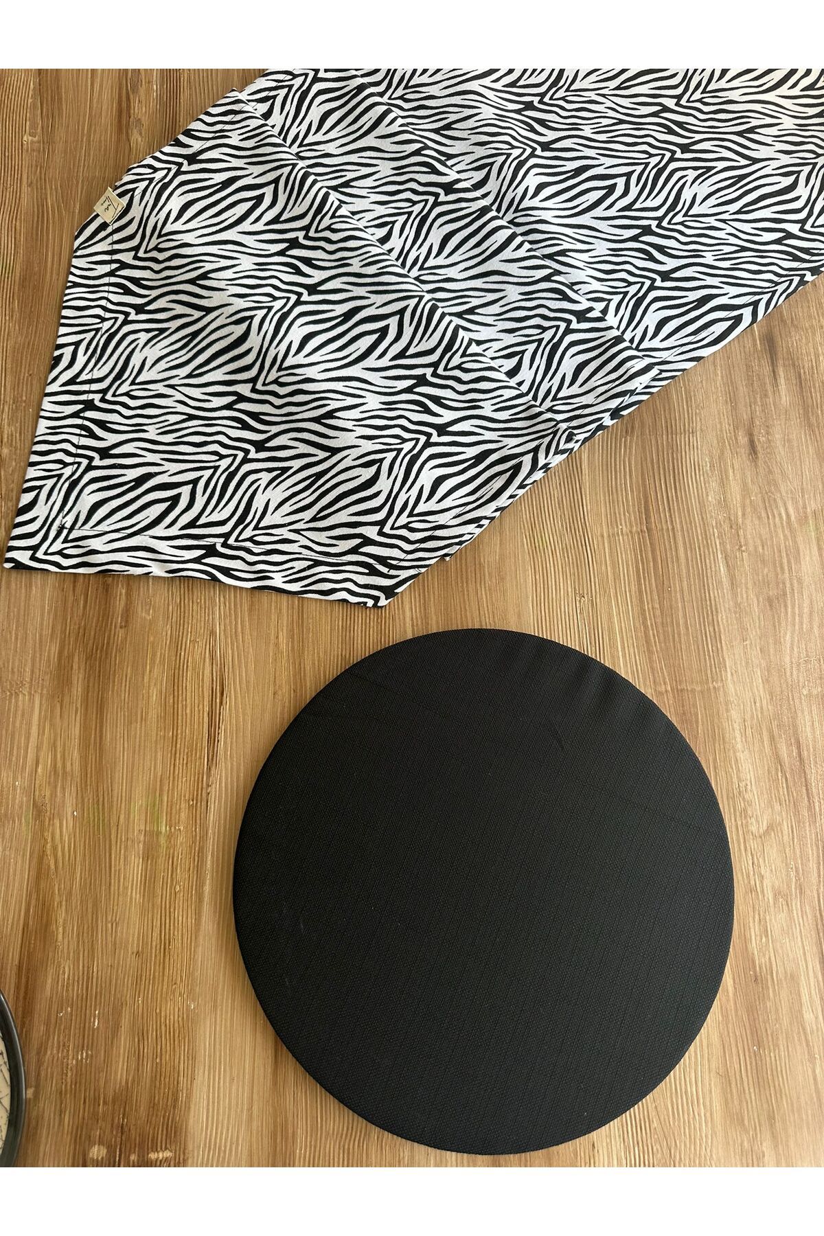 TUA HOME Zebra Mood – 6’lı Amerikan Servis + 1 Runner Takımı – %100 Pamuk – Kontrplak Tabanlı Supla