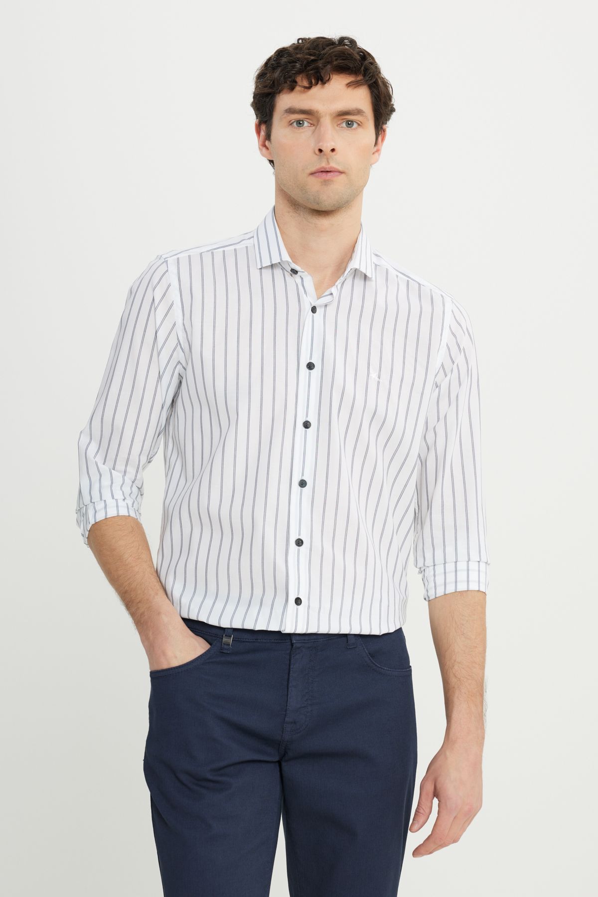 ALTINYILDIZ CLASSICS %100 Pamuk Slim Fit Dar Kesim Küçük İtalyan Yaka Çizgili Beyaz-Lacivert Gömlek