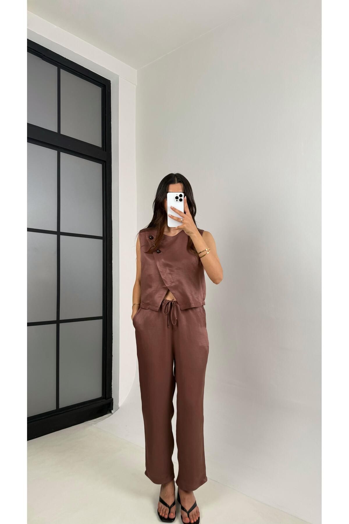 Gaus Mürdüm Parlak Çapraz Düğme Detaylı Asimetrik Bluz Beli Lastikli Pantolon İkili Takım Gaus00569