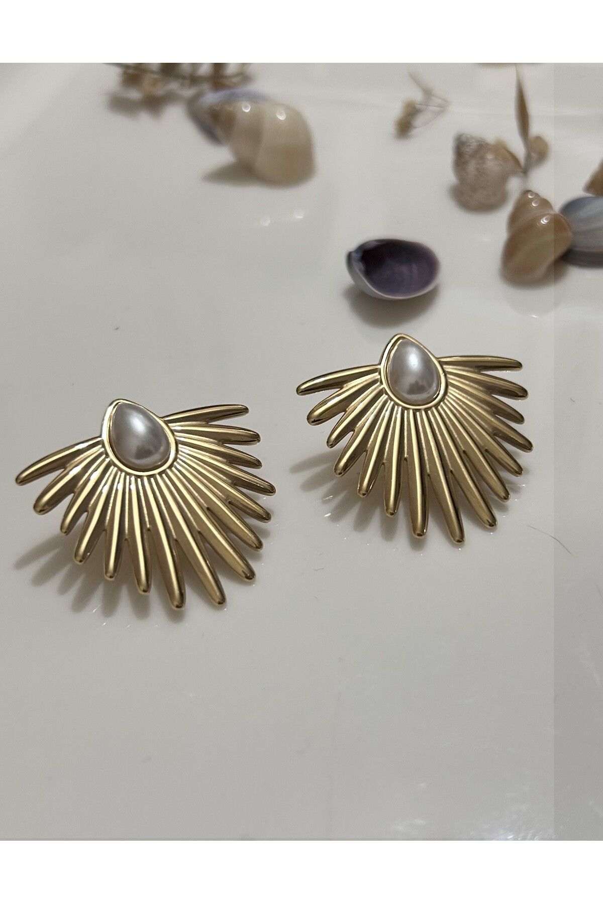BİJUKO TAKI Stilinizi Parlatın SHİNE Işınsal Detaylı İnci Göbekli 316L Çelik Küpe – Gold Renk, Şık ve Modern Tasarım