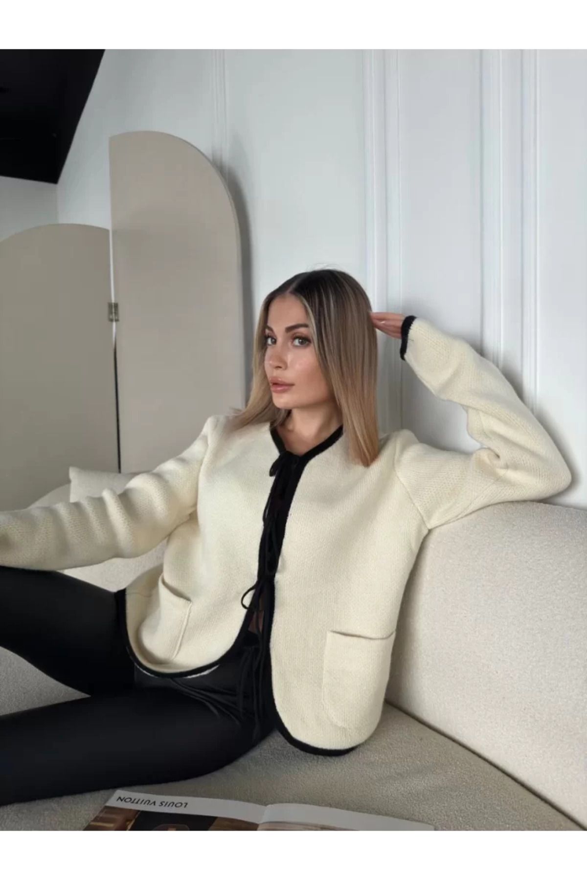 ruum fashions Kirli Beyaz Triko Siyah Detaylı Bağlamalı Önden Cepli Hırka