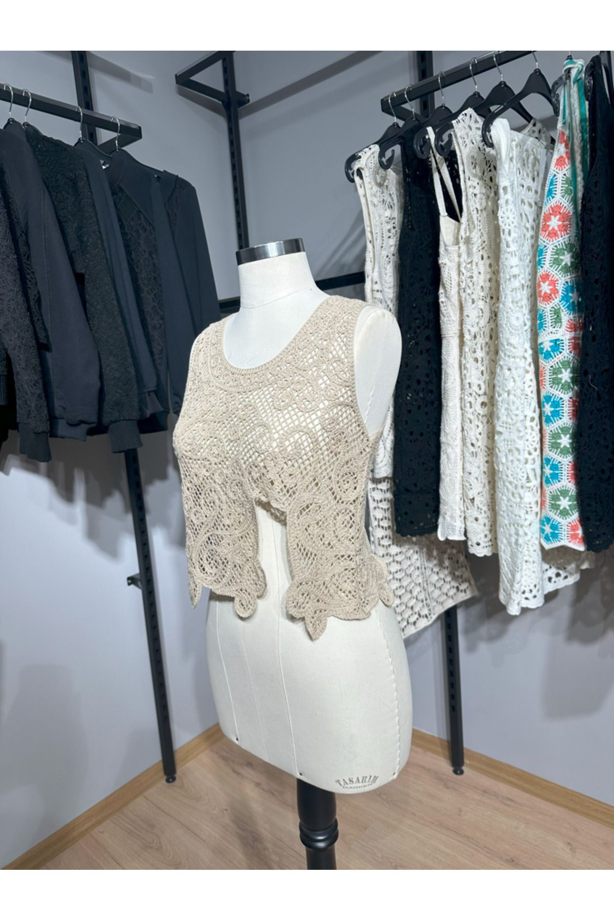 MT CLUB Kadın Tığ İşlemeli Kolsuz Yazlık Crop Bluz