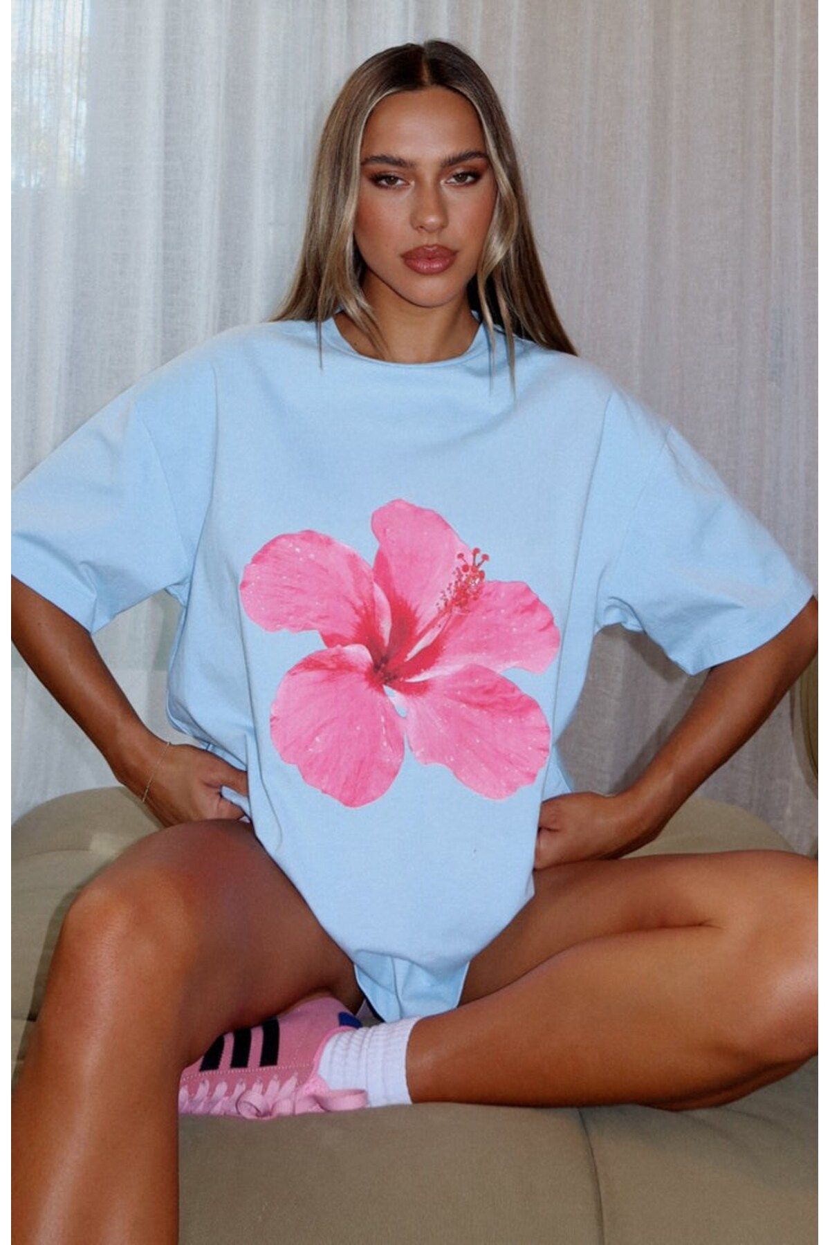 The Champ Clothing Kadın Açık Mavi Oversize Tişört – Pembe Çiçek Baskılı Yazlık Rahat Kalıp