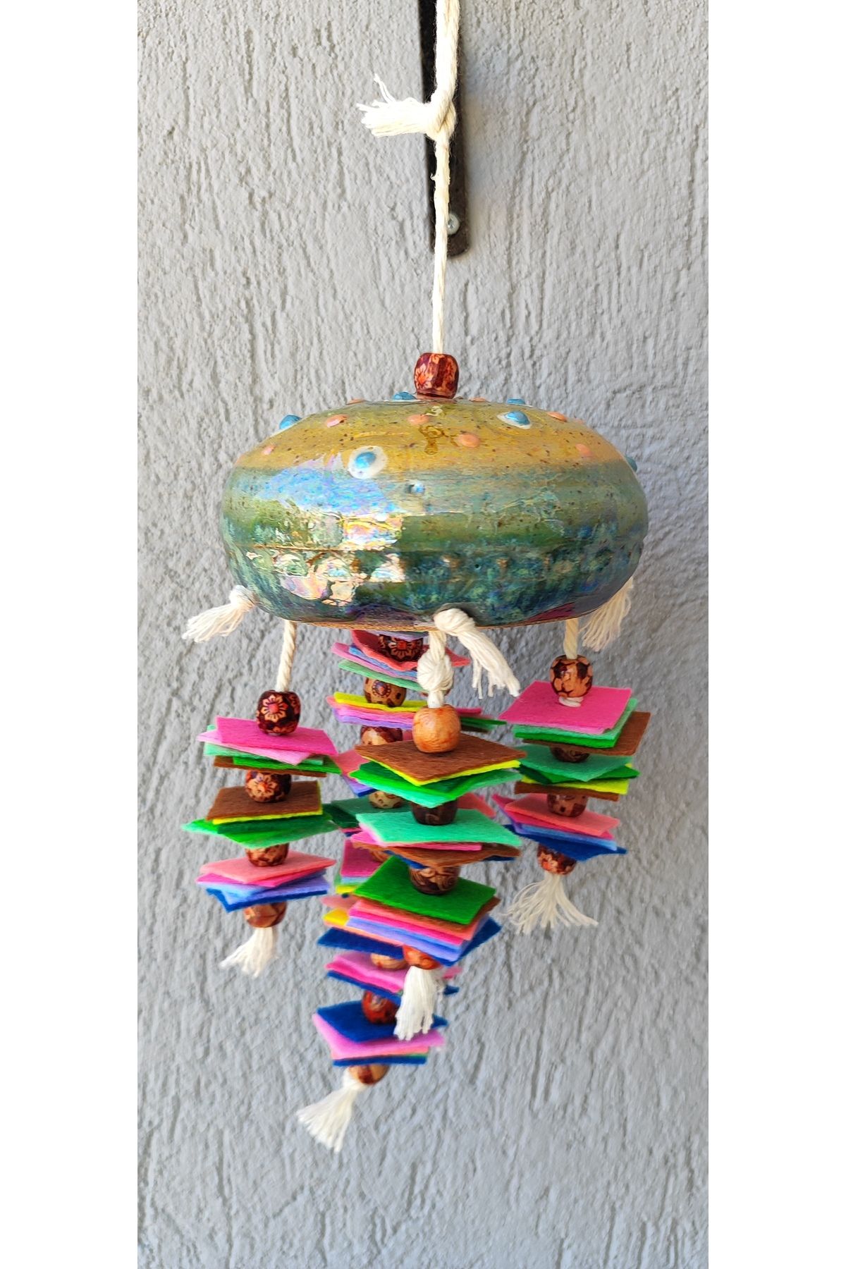 Home Seramik ve keçe, asmalık dekoratif obje. Seramik obje 12 cm çapında. Toplam boy 20cm . Janyanlı.