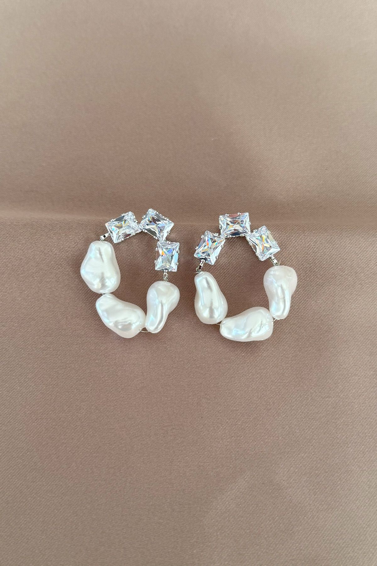 laria jewelry 925 Ayar Gümüş Çivili Zirkon Taşlı İncili Küpe