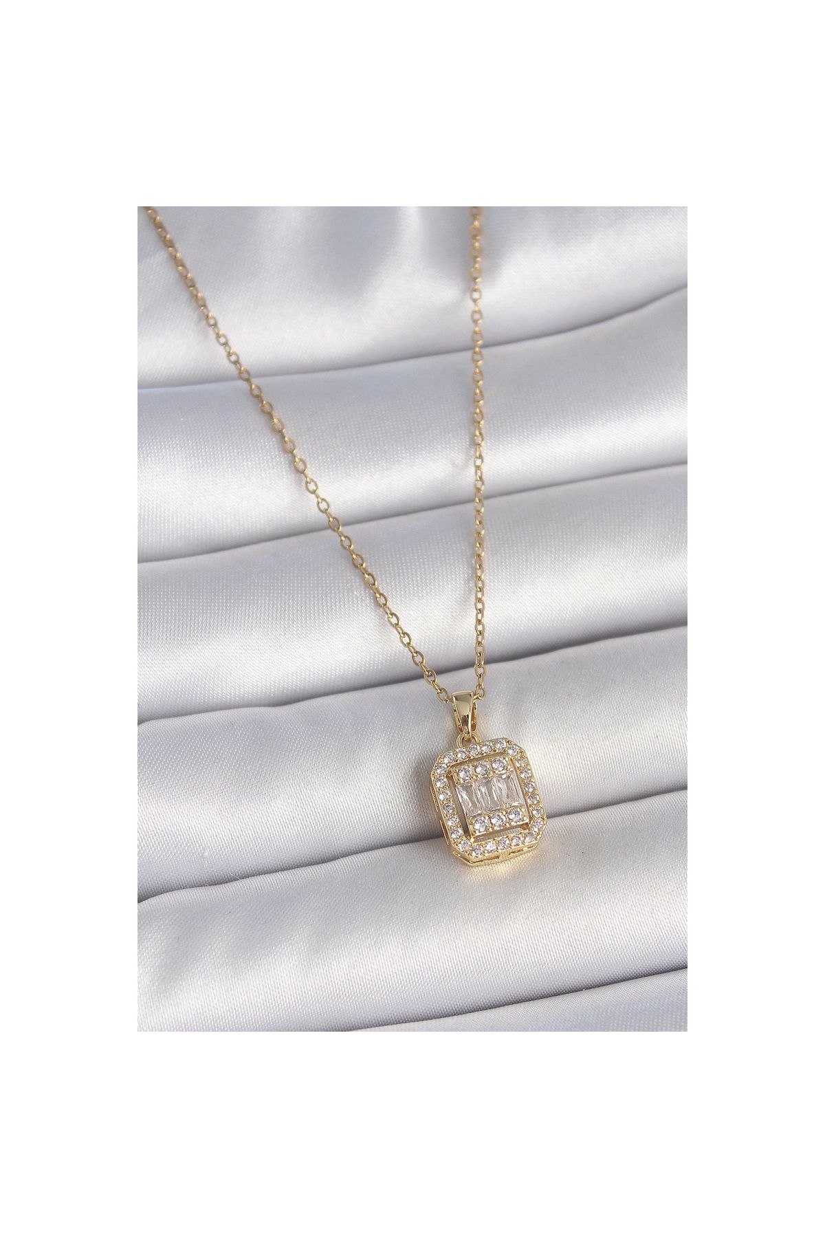 Narnuga 316L Çelik Gold Renk Zincir Kare Zirkon Taş Model Kadın Kolye - TJ-BKO10059