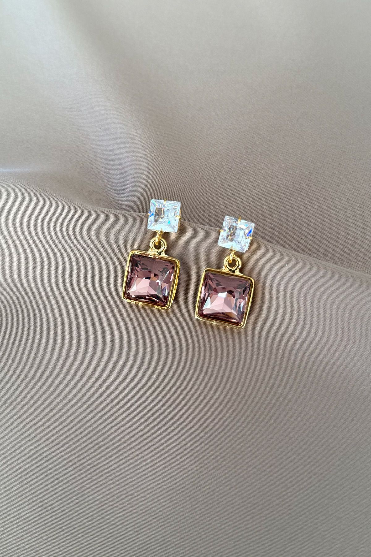 laria jewelry Kare Mor Taşlı Sallantılı Küpe