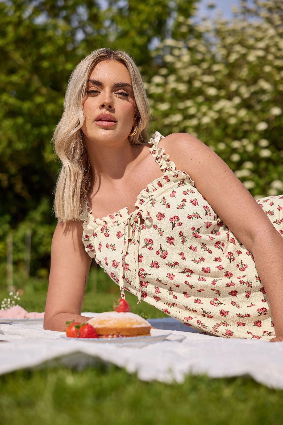 Stil Diva Büyük Beden Çiçek Desenli Bürümcük Kumaş Kare Yaka Kolsuz Bluz 322688
