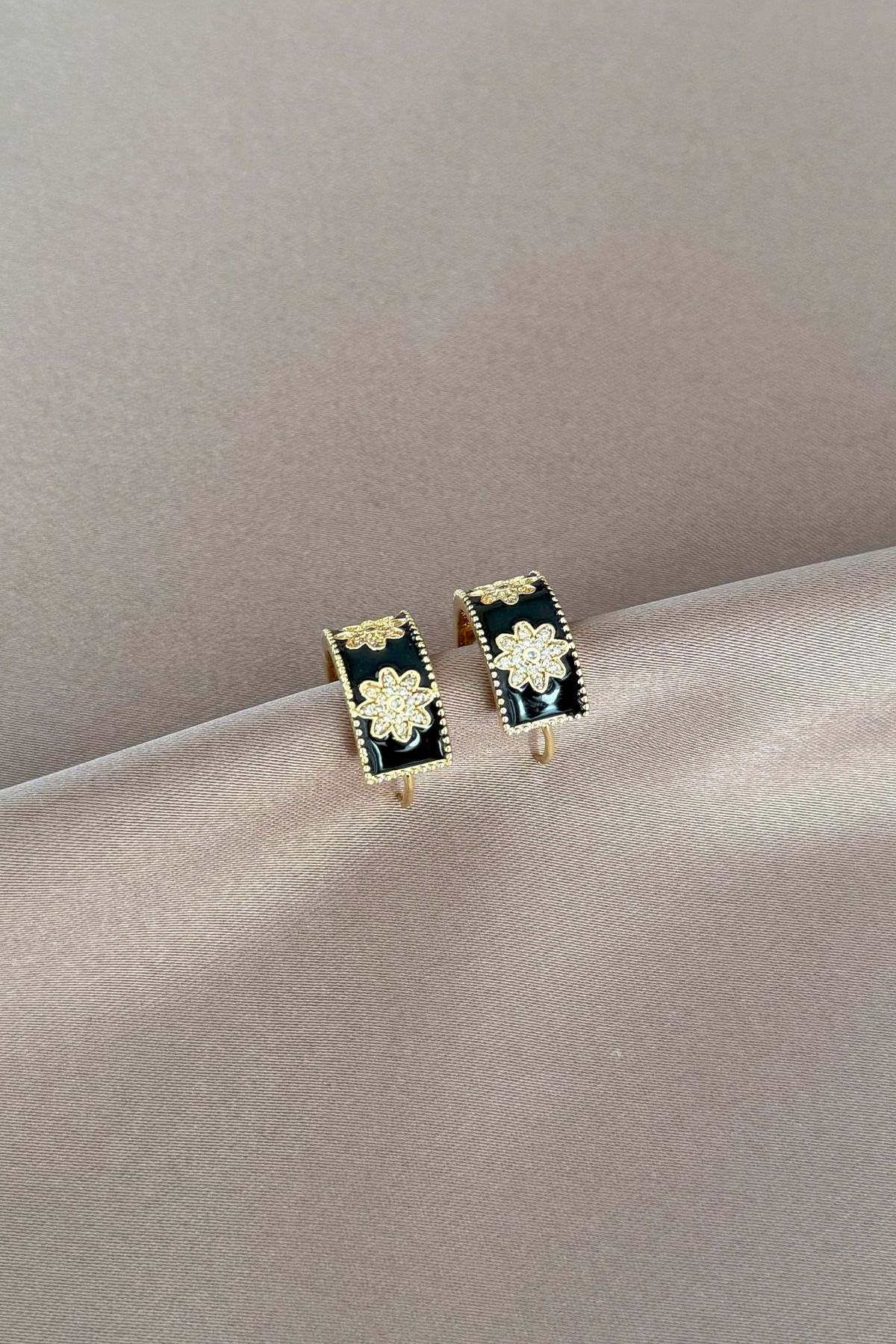 laria jewelry Yıldız Figürlü Siyah Halka Küpe
