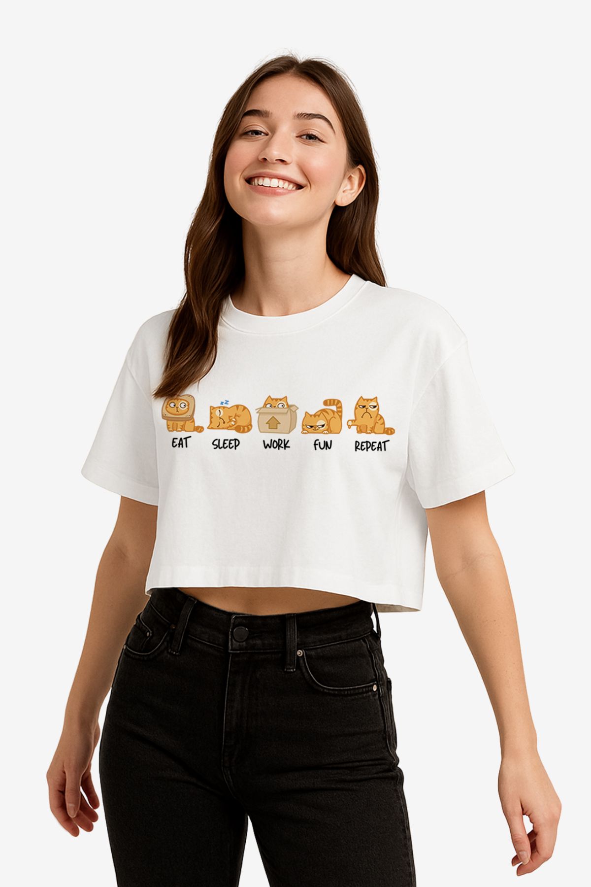 FANA Kadın Beyaz Semi Crop Tişört – Kedi Figürlü, Komik Eat Sleep Work Fun Repeat Baskılı Yazlık T-shirt