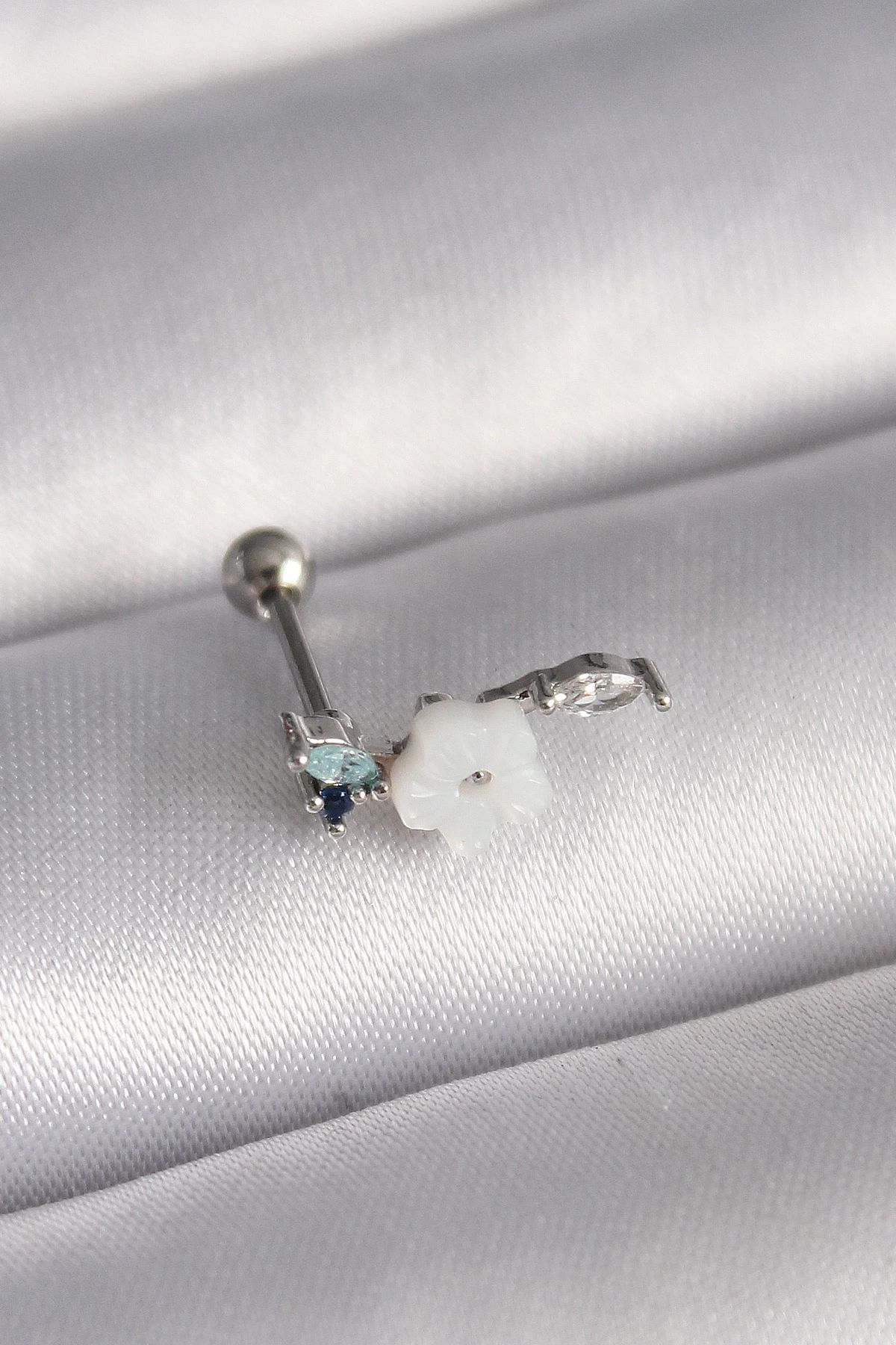 CANSA 316L Çelik Gümüş Renk Zirkon Taş Detay Beyaz Çiçek Model Tragus Piercing