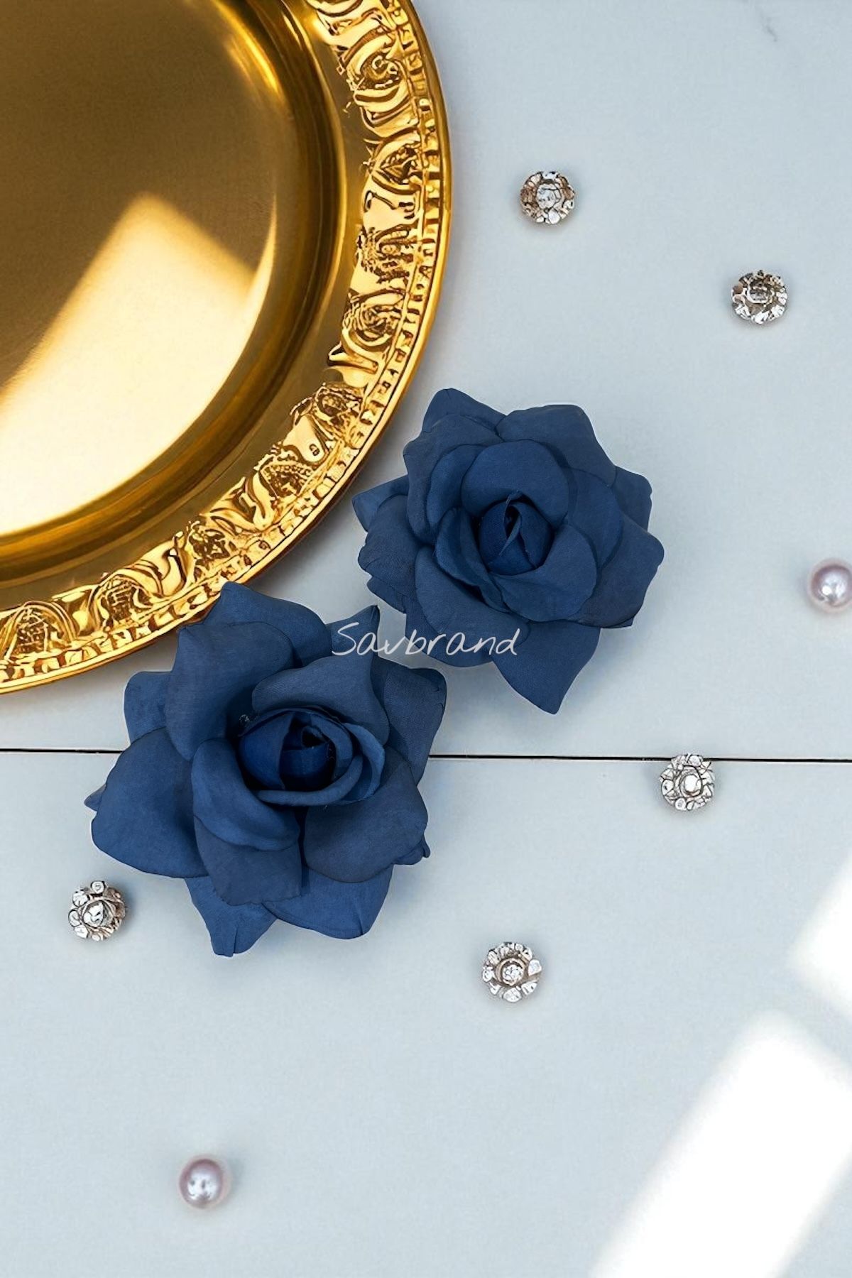SavBrand Zarif Güllü Metal Broş – Şık ve Romantik Aksesuar