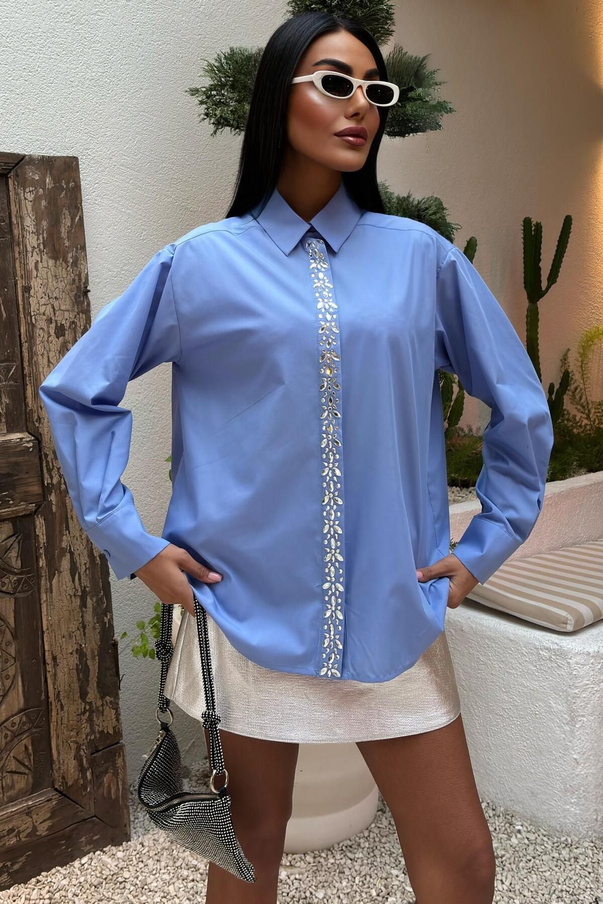 WeShaya Kadın Mavi Taş Detaylı Poplin Oversize Gömlek