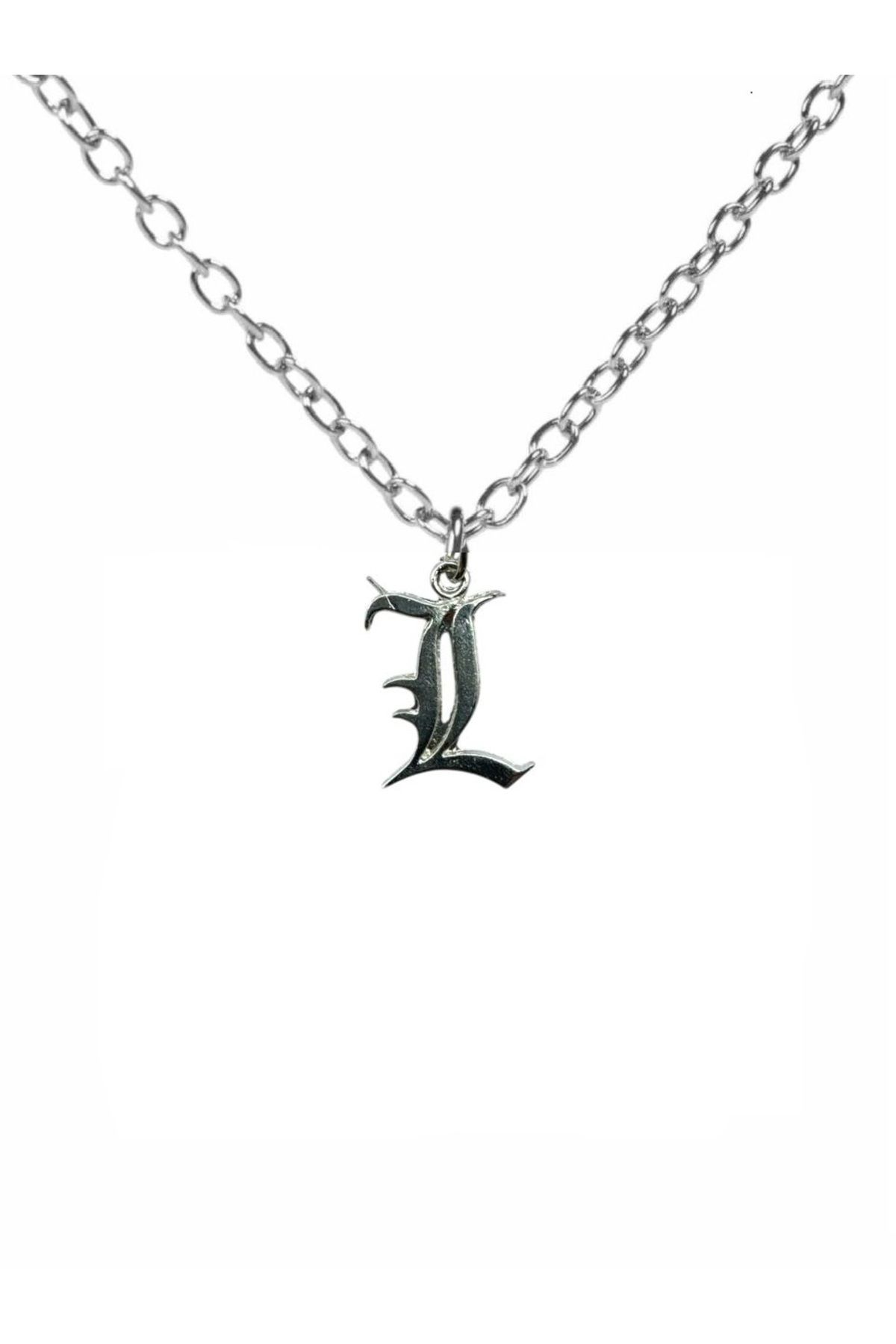 Herşey Nota Santalio Death Note “L” Harfi Figürlü Unisex Kolye – Zekânın ve Gizemin Simgesi