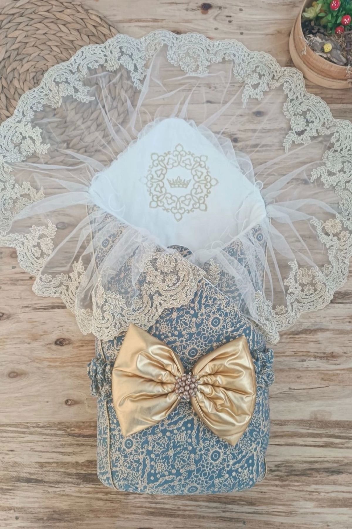 shopwave Yenidoğan Kabartma Desenli Gold Fiyonklu Güpürlü Bebek Battaniyesi Kundak