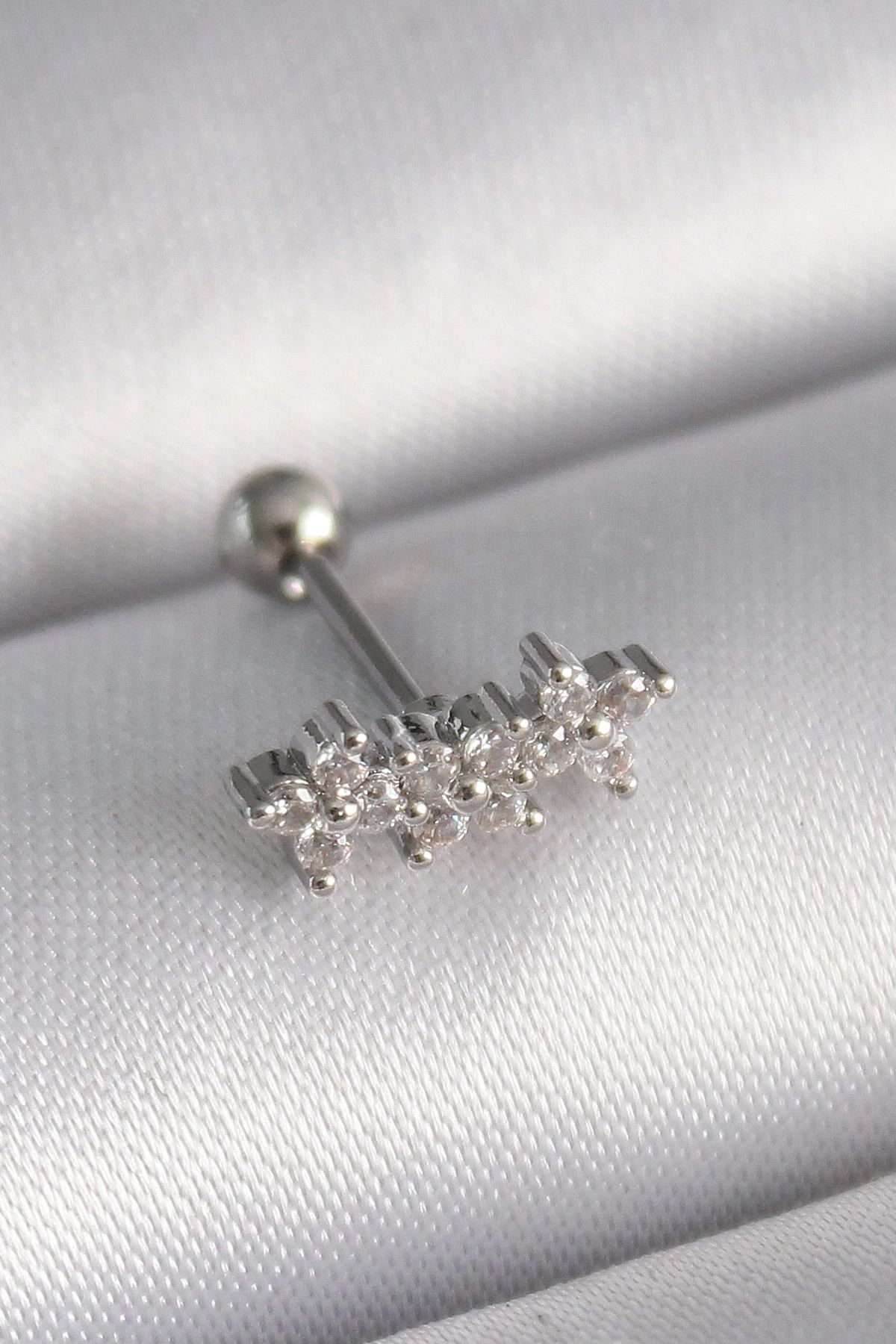 shopwave 316L Çelik Gümüş Renk Zirkon Taşlı Yonca Tragus Piercing