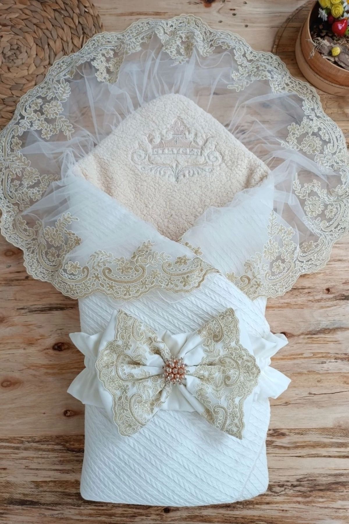shopwave Yenidoğan Kuzulu Taç Nakış Güpürlü Fiyonklu Duvaklı Prizma Taş Unisex Kundak Bebek Battaniyesi
