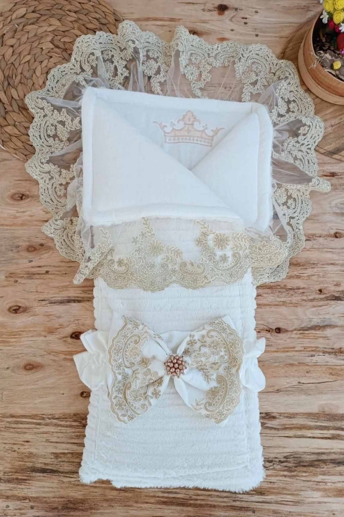 shopwave Yenidoğan Beyaz Wool Yün Kumaş Taç Nakışlı Trilüks Kundak Bebek Battaniyesi