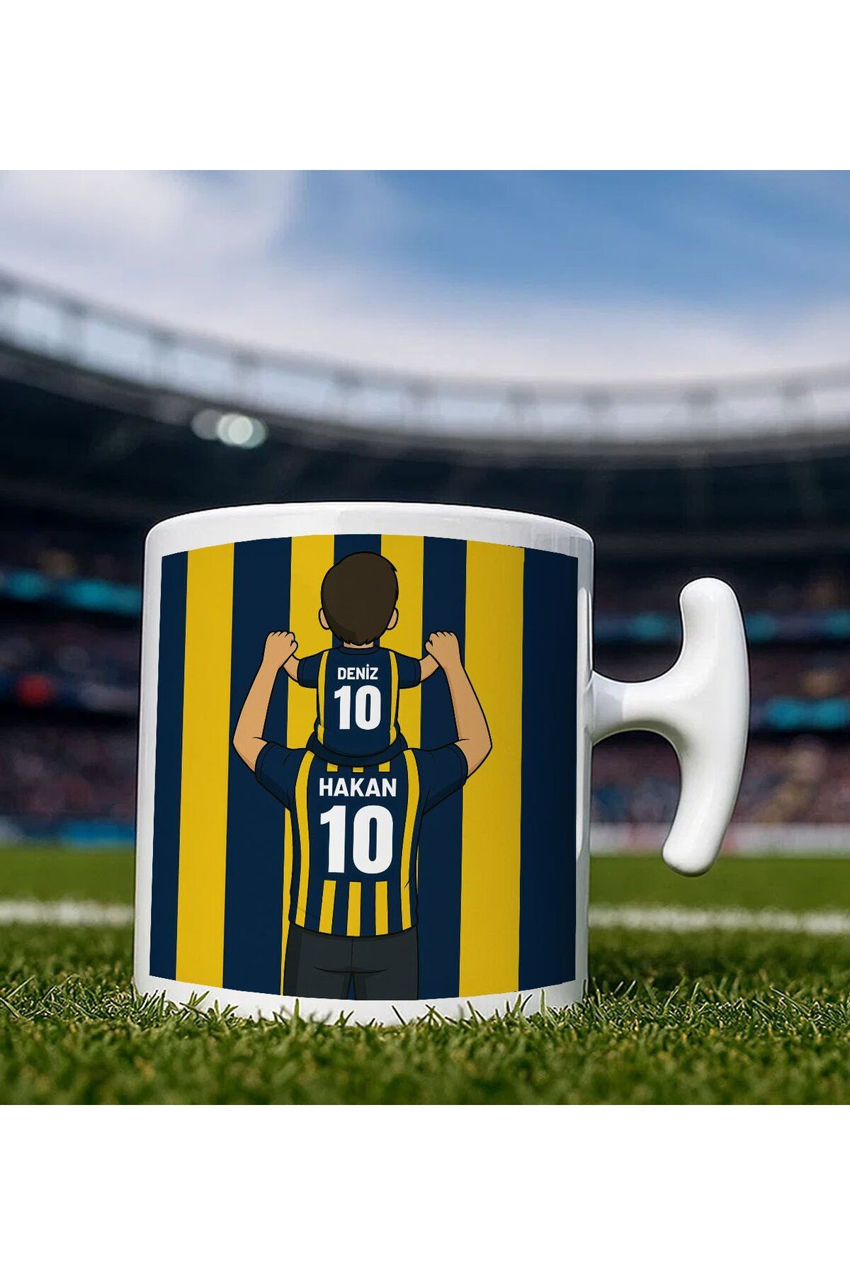 Bk Gift Kişiye Özel Baba&Çocuk Sarı-Lacivert Forma Tasarımlı Hammer Kulplu Beyaz Kupa Bardak, Arkada