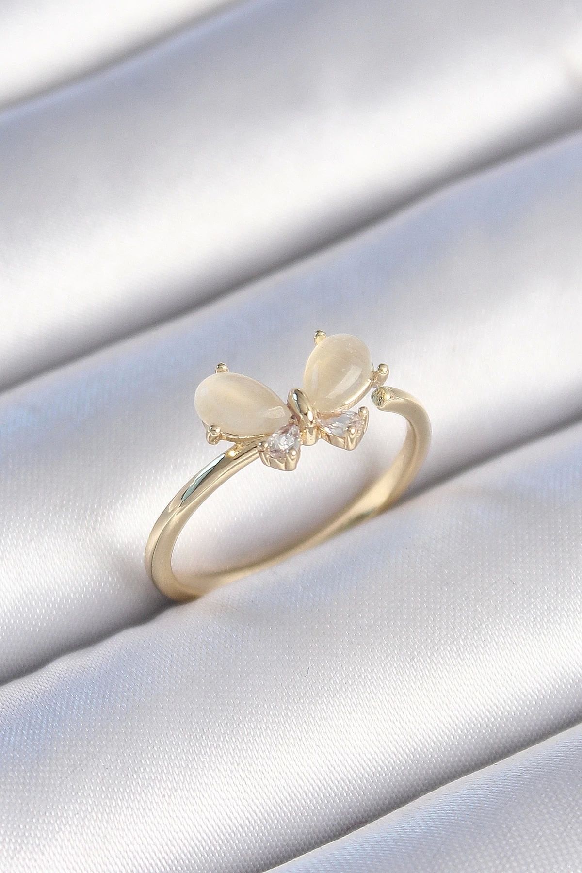 shopwave Pirinç Gold Renk Beyaz Mineli Zirkon Taşlı Kelebek Model Kadın Yüzük