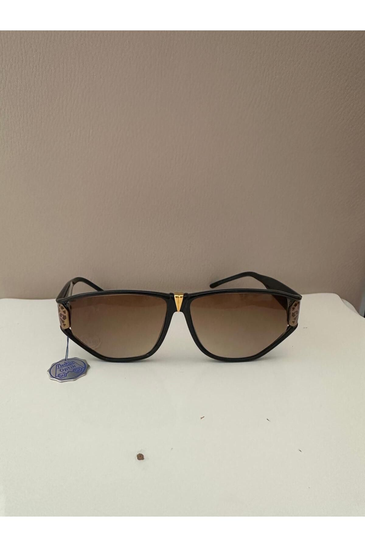 Cherry "Vintage Tarzı Güneş Gözlükleri: Retro Şıklığın Zamansız Tarzı