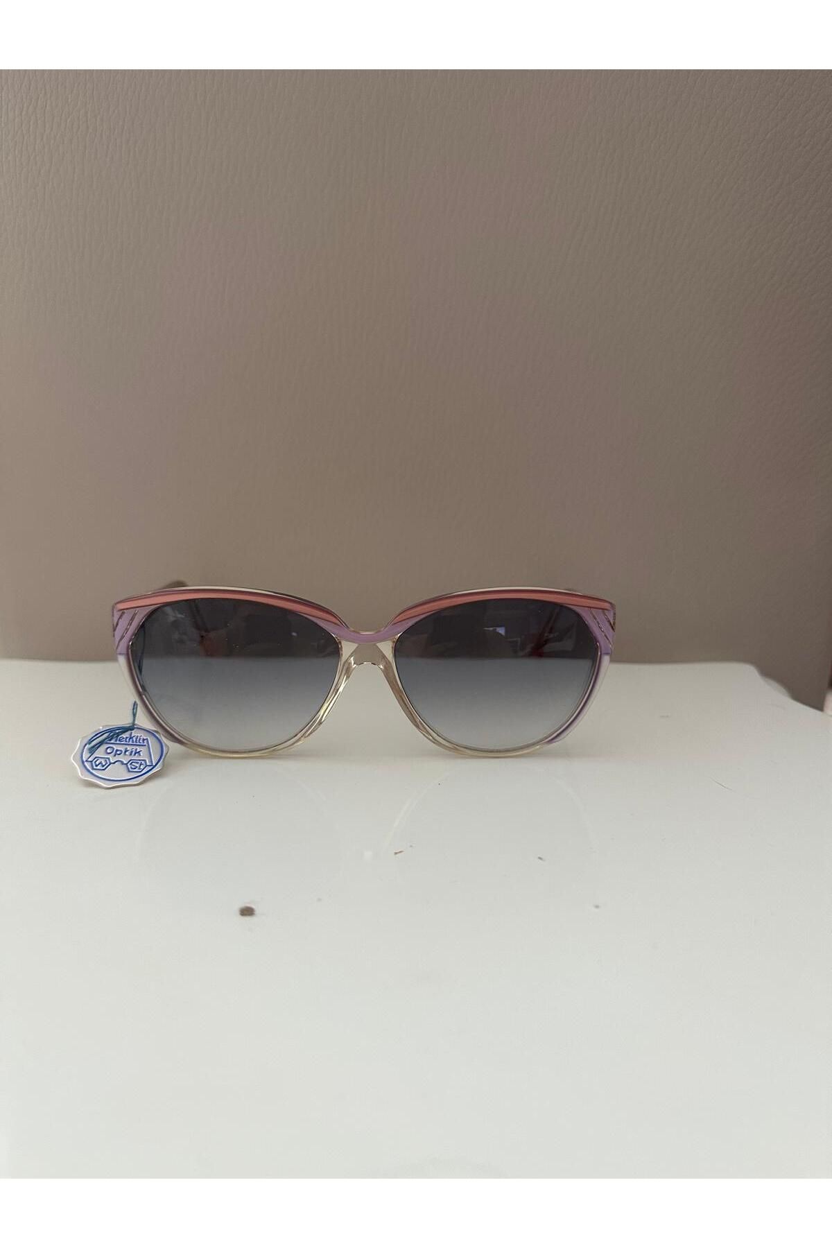 Cherry "Vintage Tarzı Güneş Gözlükleri: Retro Şıklığın Zamansız Tarzı
