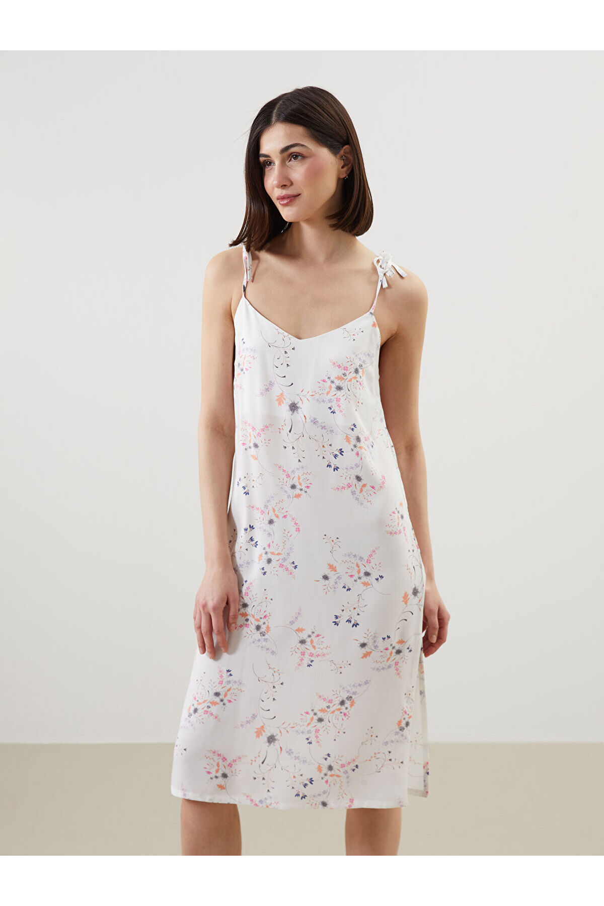 LC Waikiki Peak Yeni Sezon V Yaka Çiçekli Kadın Gecelik