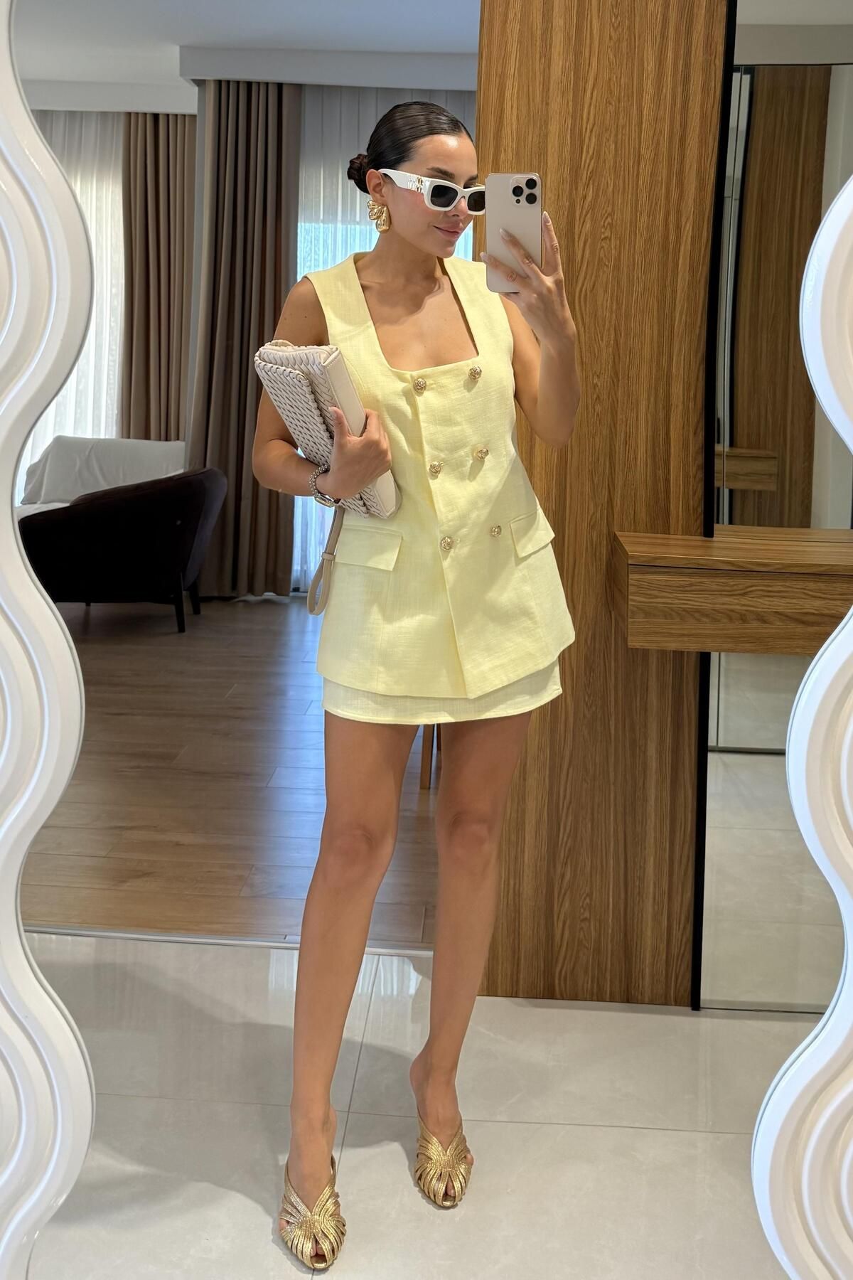 Gizem Ecemiş Kokia Sarı Gold Düğmeli Yelek Etek Takım