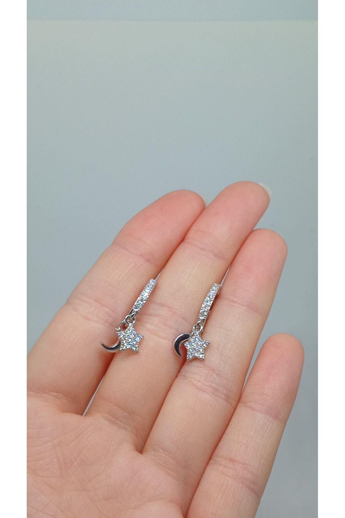 shop 925 Ayar Taşlı Ay Yıldız Sallantılı Gümüş Küpe – Zarif ve Işıltılı Tasarım