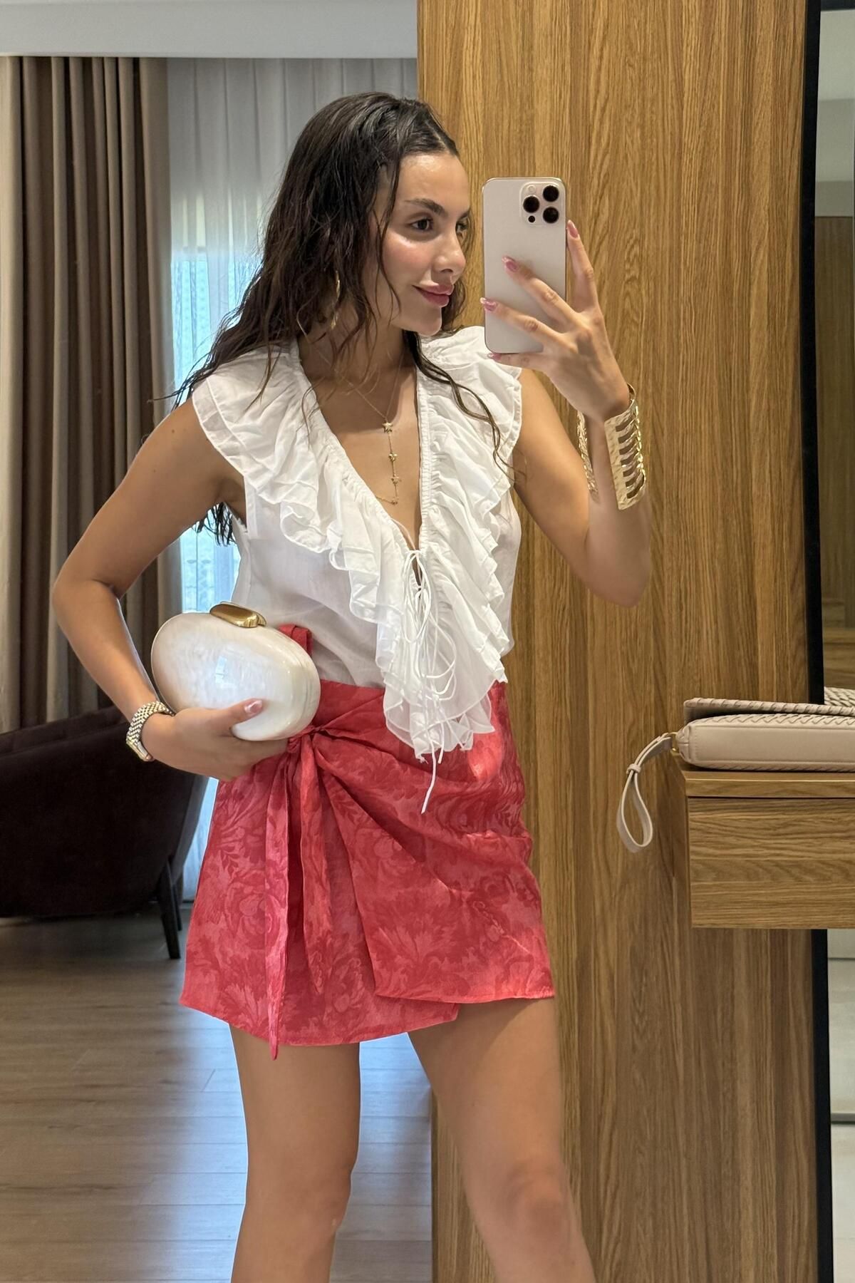 Gizem Ecemiş Elvia Beyaz Fırfırlı Bağlamalı Kolsuz Gömlek