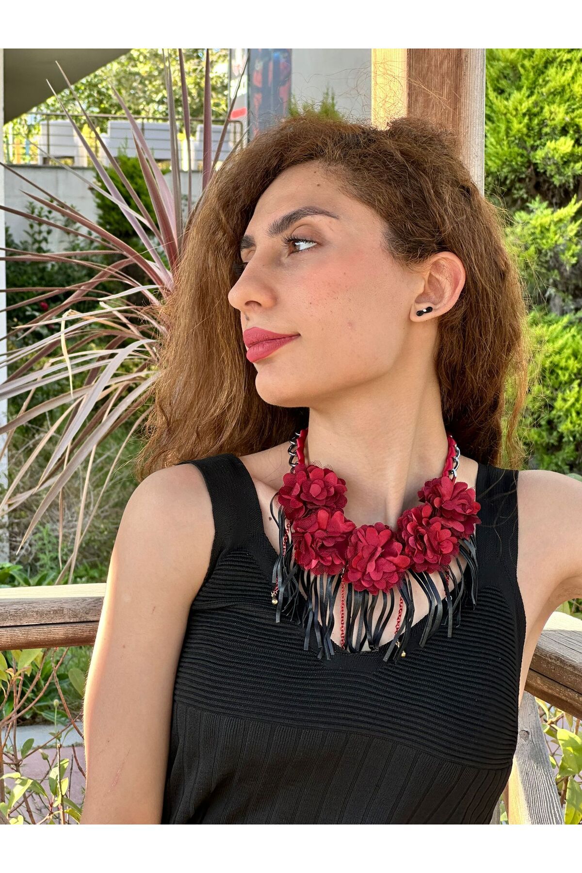 Gönülden Tasarım KABARTMA ÇİÇEKLİ DERİ PÜSKÜLLÜ KADIN KOLYE 20 CM