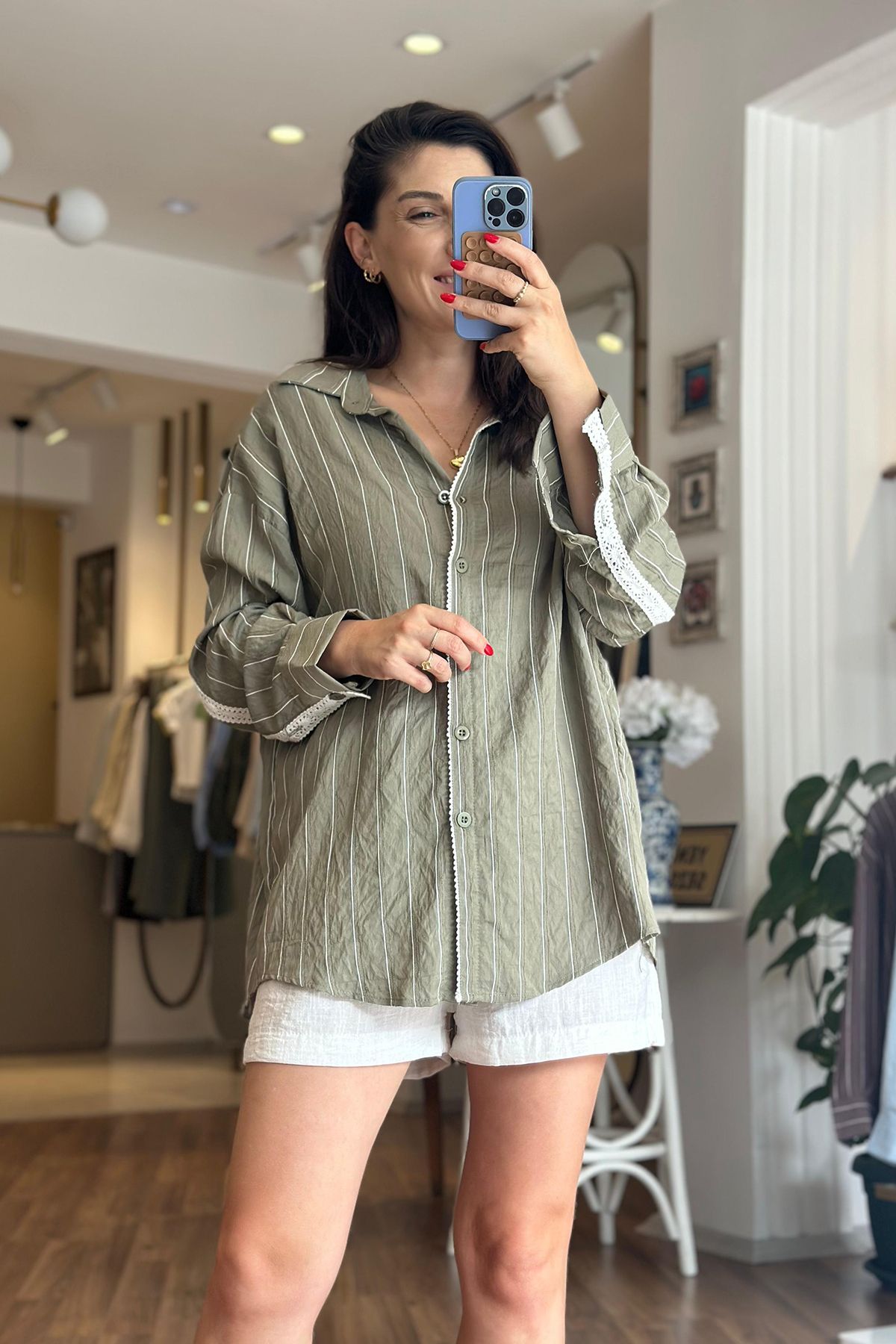 Unique Boutique Haki Çizgili Fisto Geçişli Standart Beden Gömlek