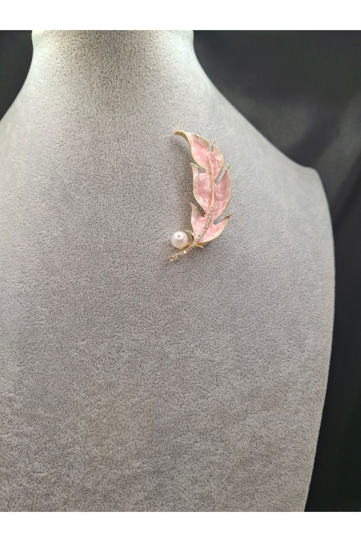 Han Ticarethane Altın Renk Taşlı Pembe Yaprak Model Broş
