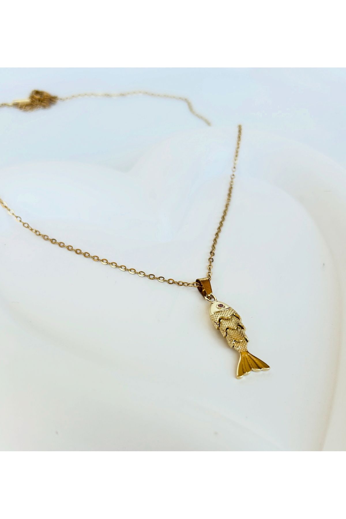 Alvora Accessories Paslanmaz Çelik Kaliteli Suya Dayanıklı Oynar Gövdeli Gold Balık Kolye Jewelry