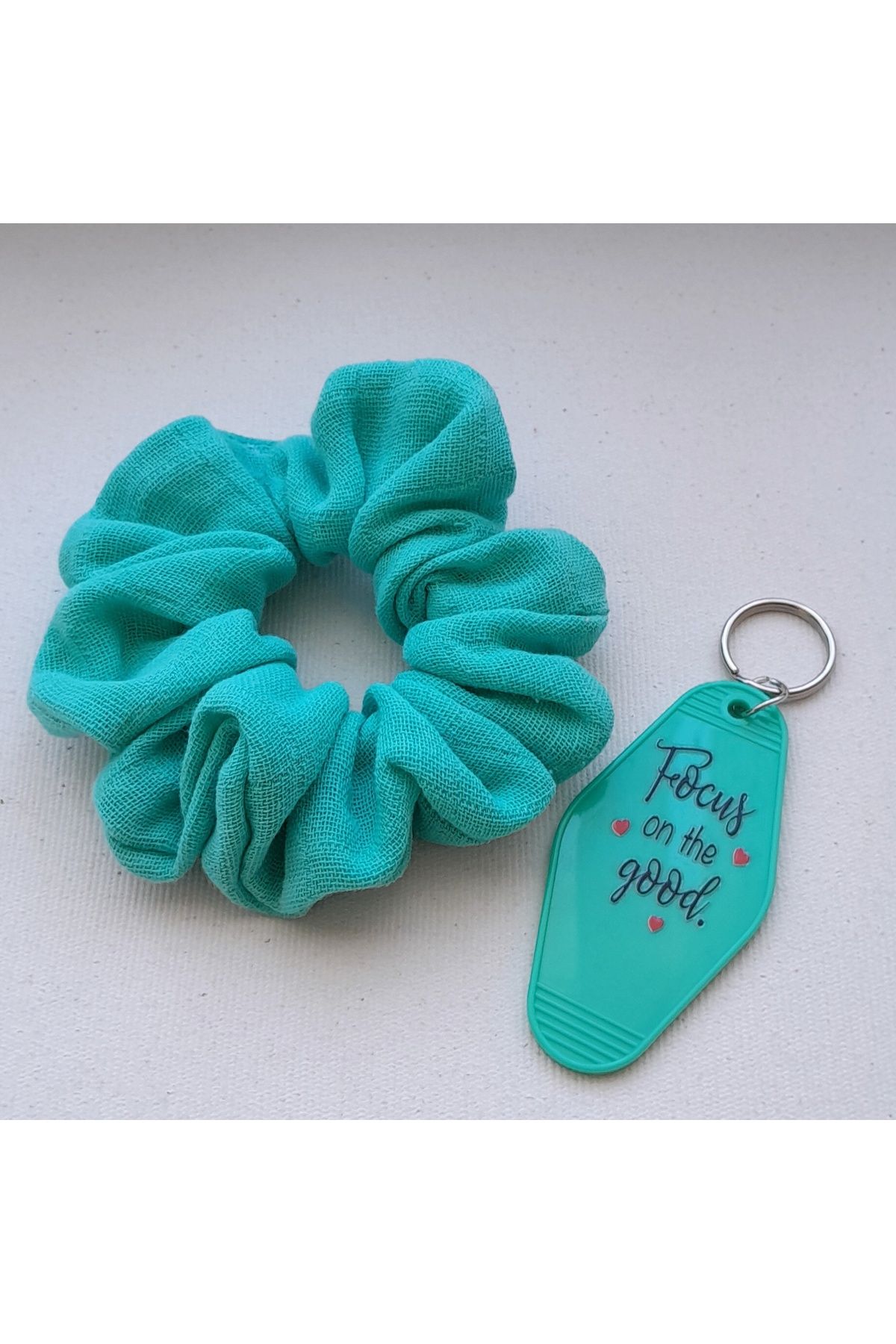 FASHION Turkuaz muslin kumaştan scrunchie ve retro motel anahtarlık seti