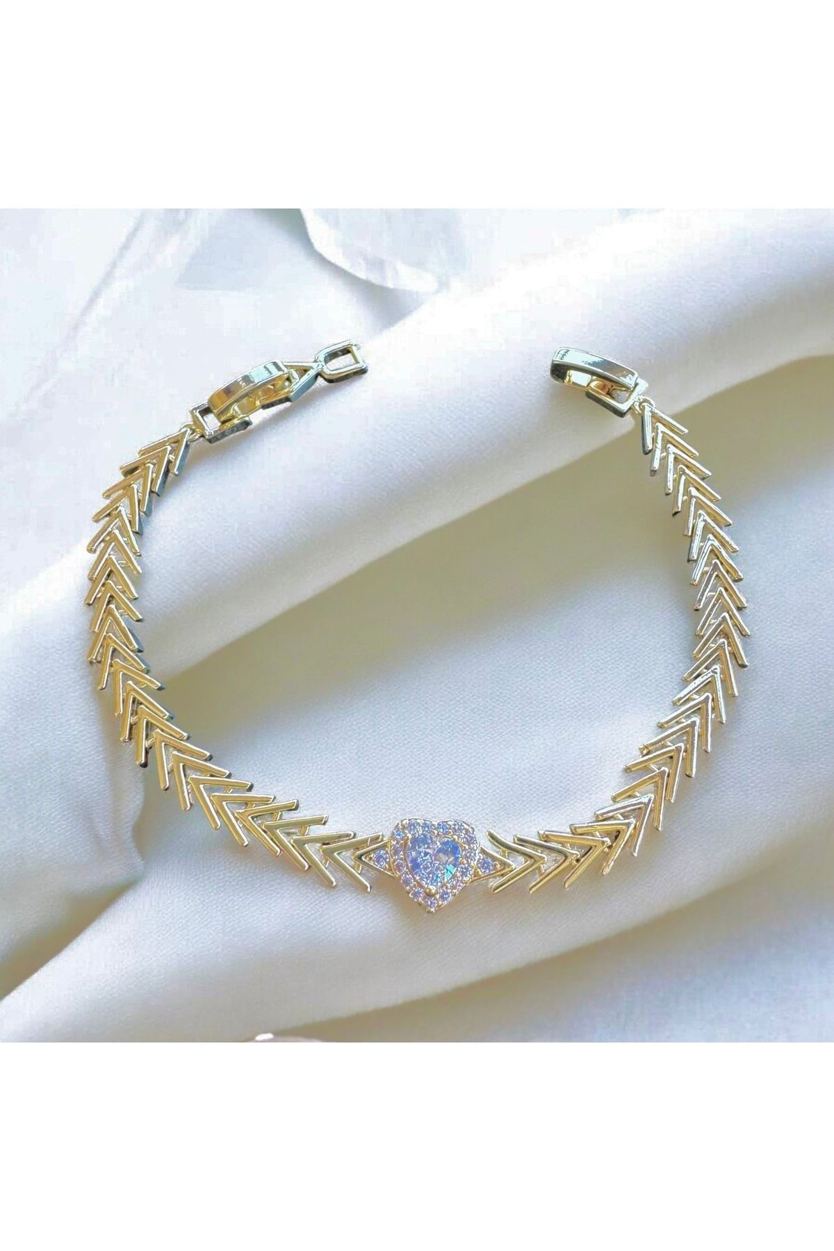 Çelik Gold Zirkon Kalp Desenli Balık Sırtı Bileklik