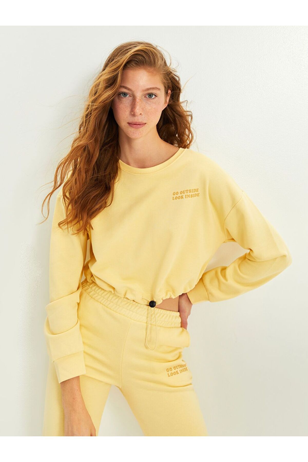 LC Waikiki Sari Bisiklet Yaka Yazı Baskılı Uzun Kollu Kadın Sweatshirt