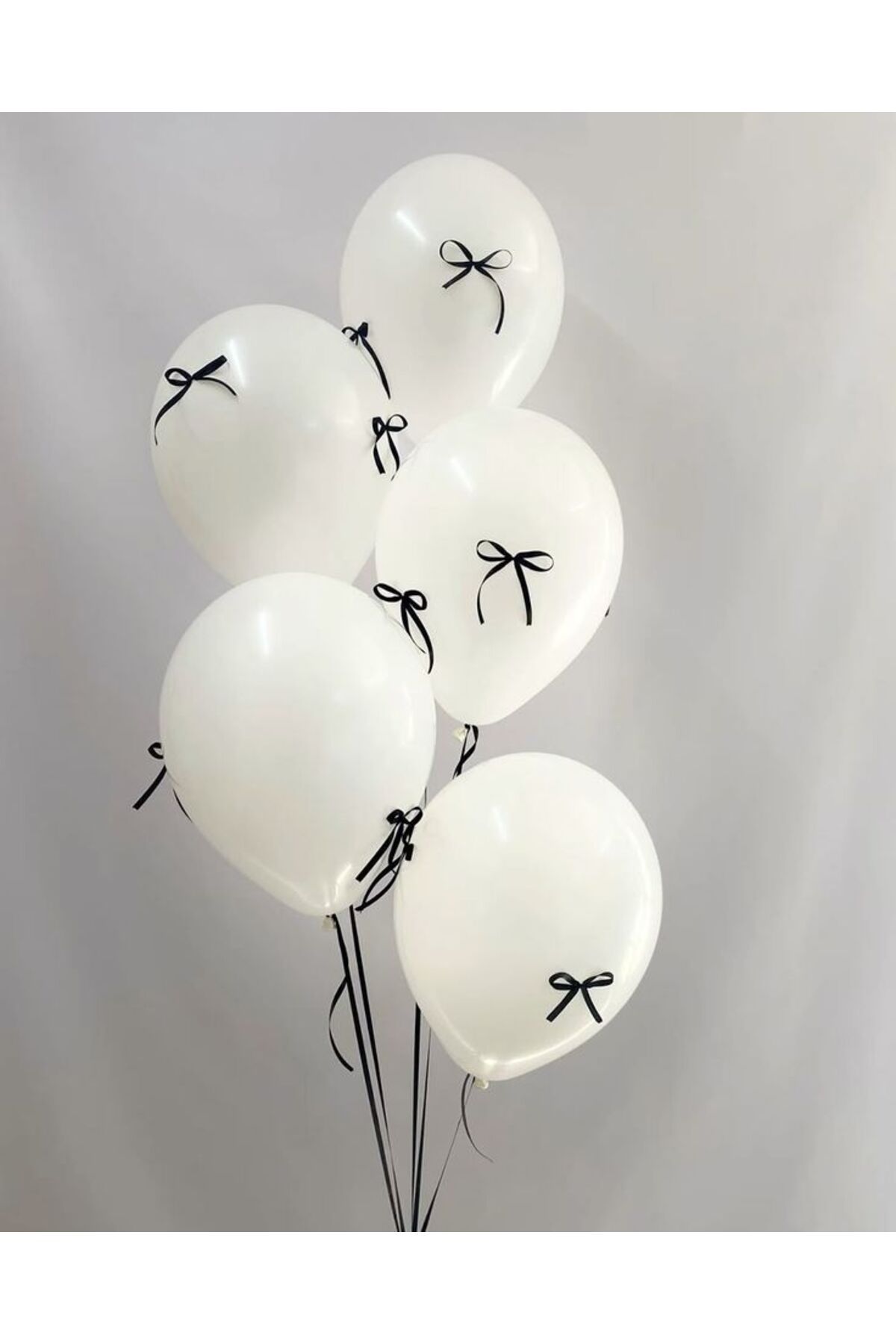 PartyPoo Beyaz Balon Seti 10'lu Siyah Fiyonk Kurdeleli - Doğum Günü Seti Fiyonklu Balon, Kurdeleli Balon