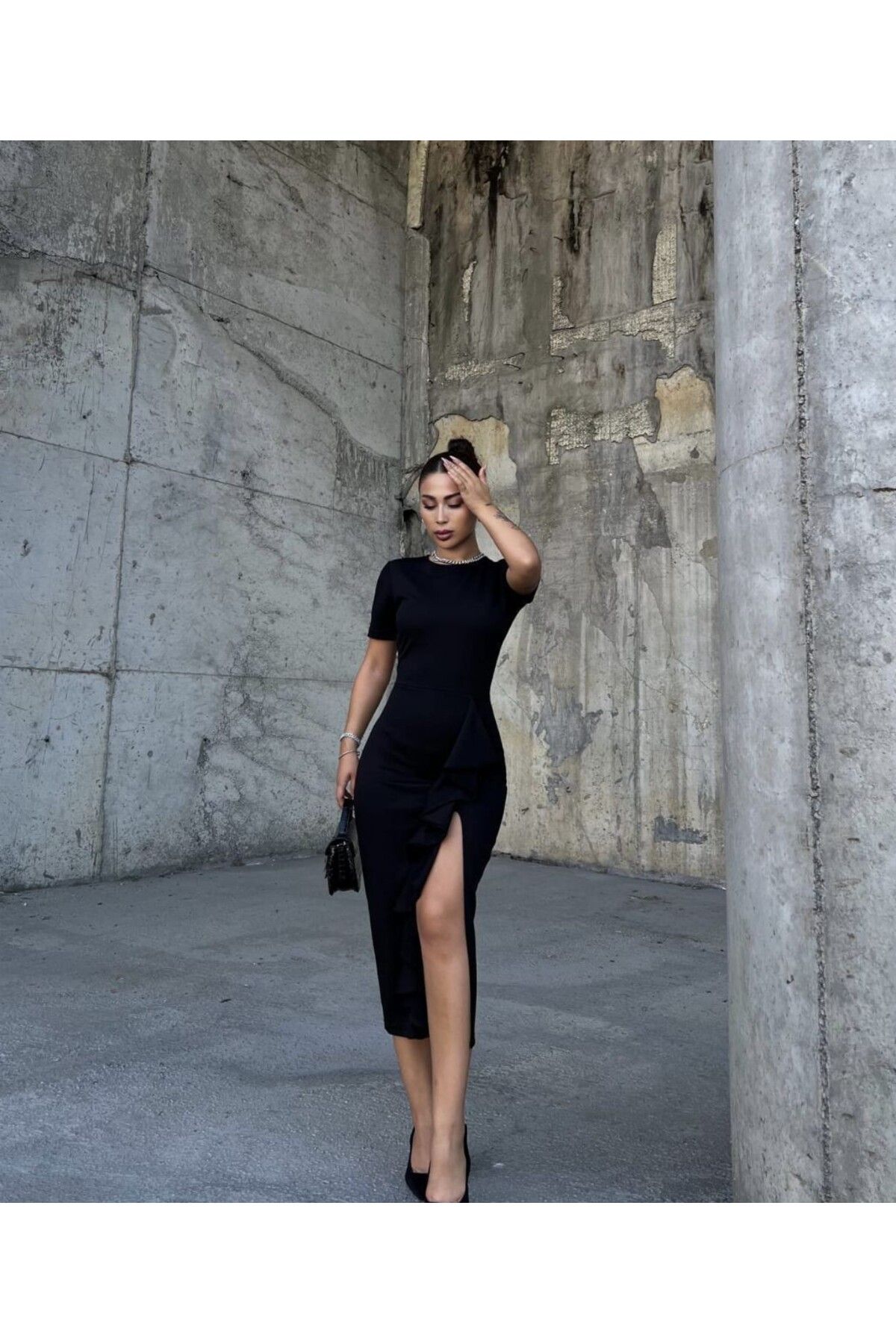 Bellucia Yırtmaç Detaylı Kısa Kollu Krep Midi Elbise