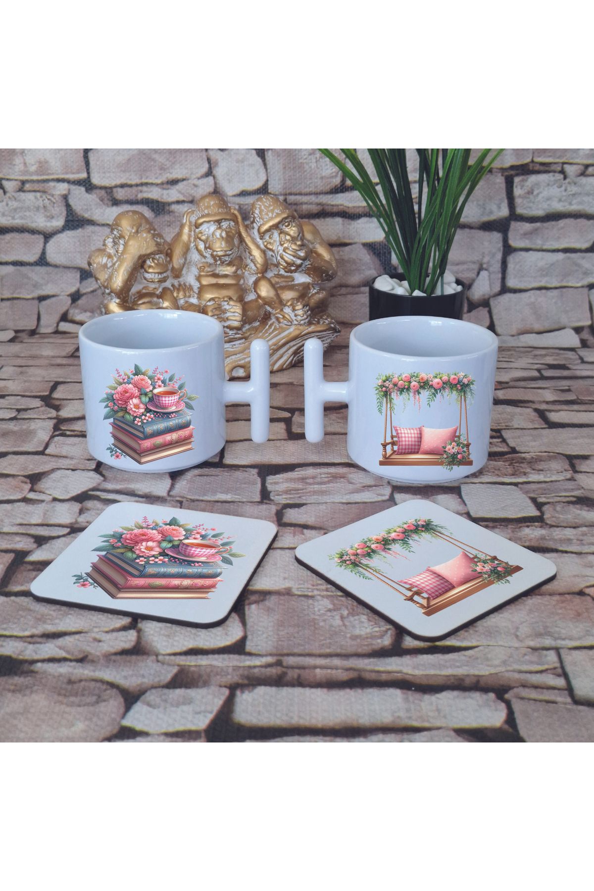 giftkonsept Pembe Kitaplar Baskılı 4'lü Set Ahşap Bardak Altlığı ve Latte Fincanı T Kulplu Kupa Bardak