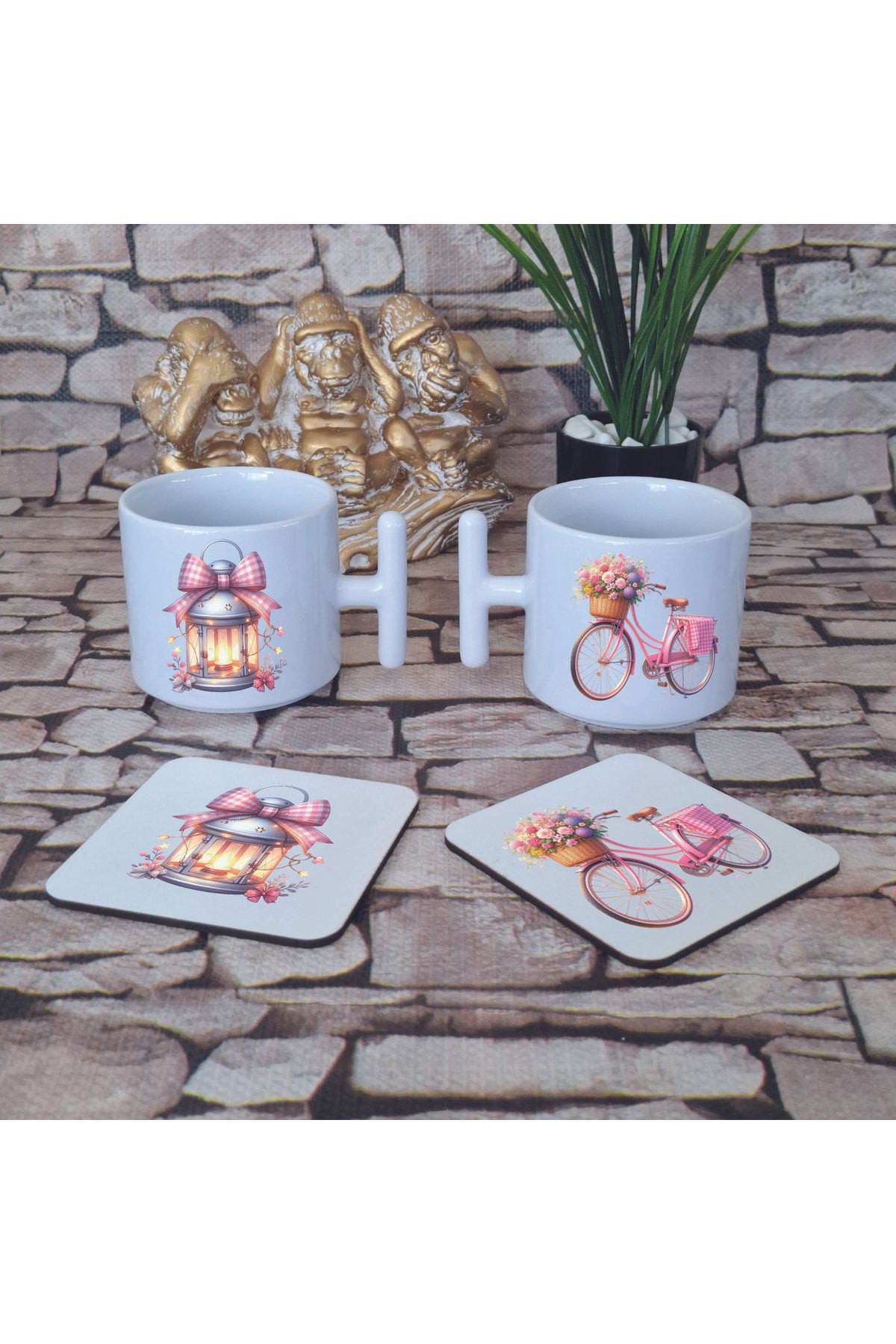 giftkonsept Bisiklet ve El Feneri Baskılı 4'lü Set Ahşap Bardak Altlığı ve Latte Fincanı T Kulplu Kupa Bardak