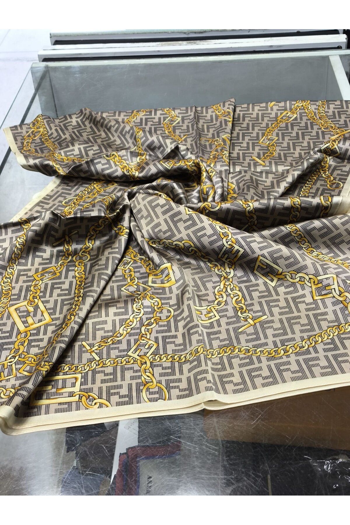 PİRAMİT FENDİ ZİNCİR DESEN VUAL İPEK ŞAL SİYAH KREM