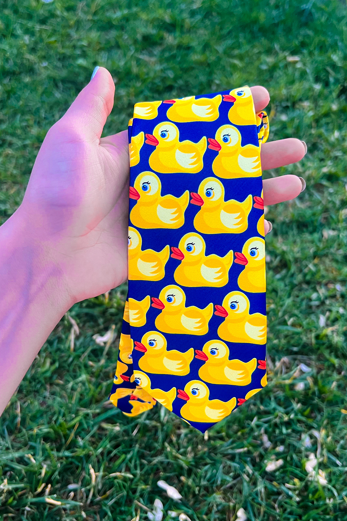 MİLSO  Sarı Ördek Desenli Lacivert Kravat – Eğlenceli ve Stil Sahibi Tasarım - Görsel 6