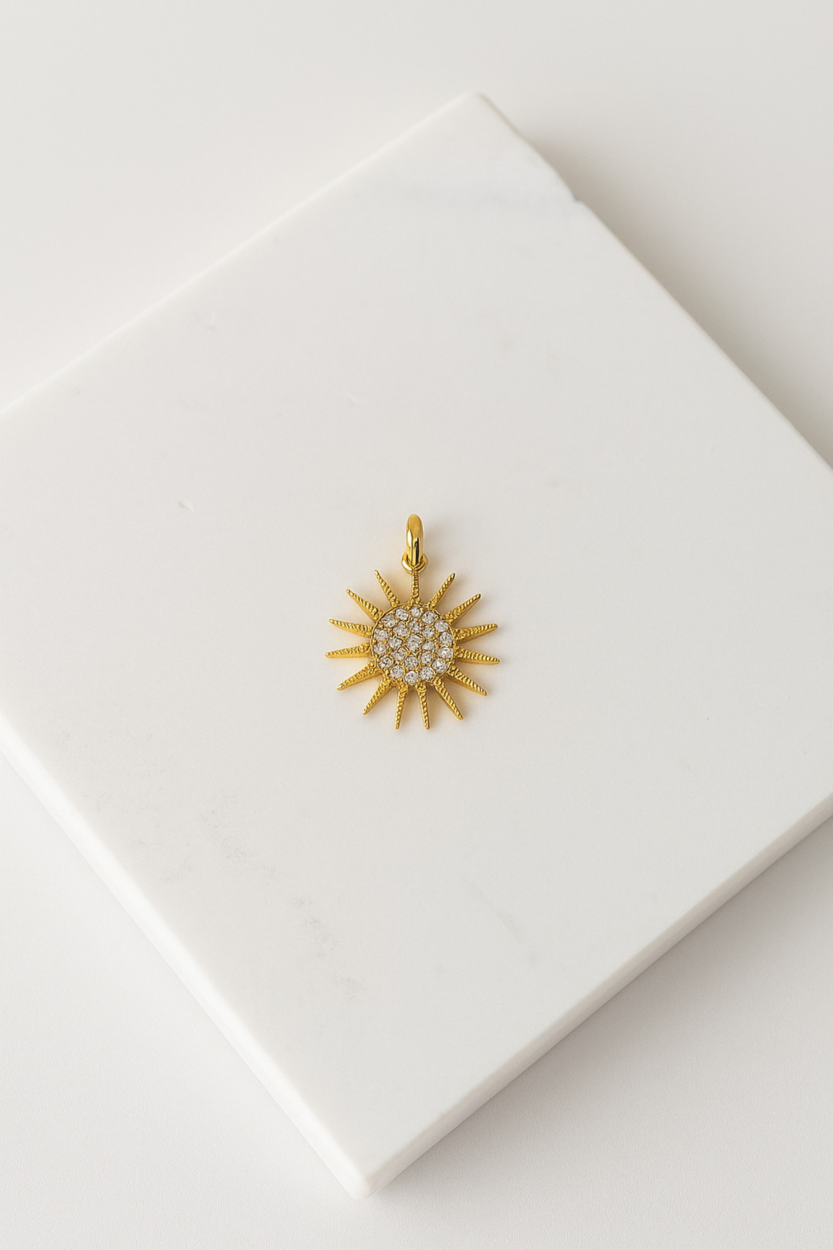 Narflake Altın Kaplama Zirkon Taş İşlemeli Güneş Figürlü Kolye Ucu - Takı Aksesuarı