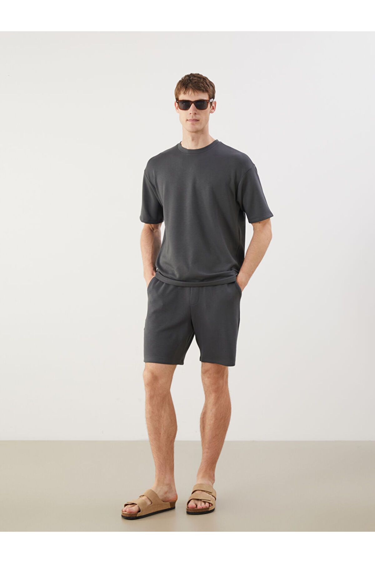 LC Waikiki-Μαύρο ανδρικό σορτς Standard Fit 1